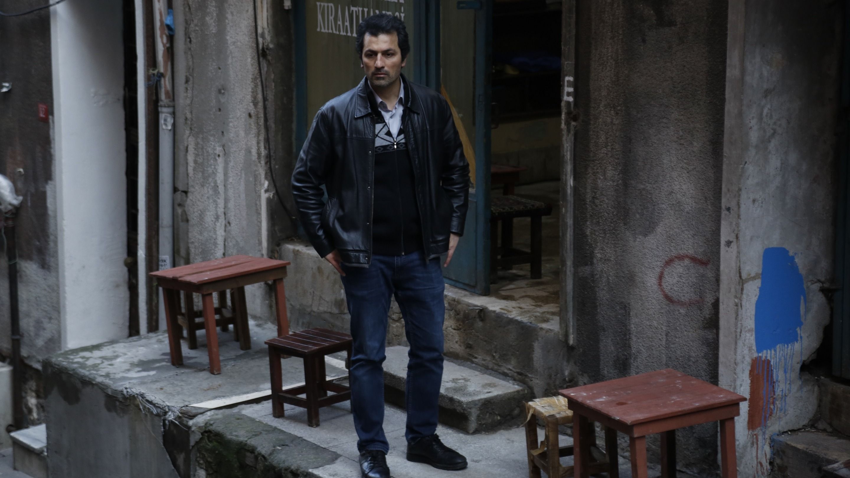 L'attore Feyyaz Duman nei panni di Arif Kara in una scena di La forza di una donna