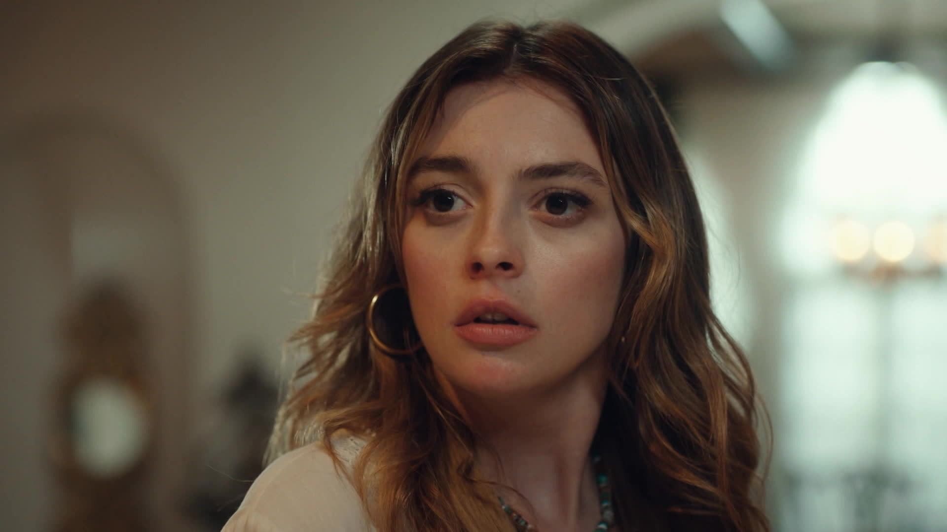 Deva, interpretata dall'attrice Melis Sezen, in una scena della serie La rosa della vendetta