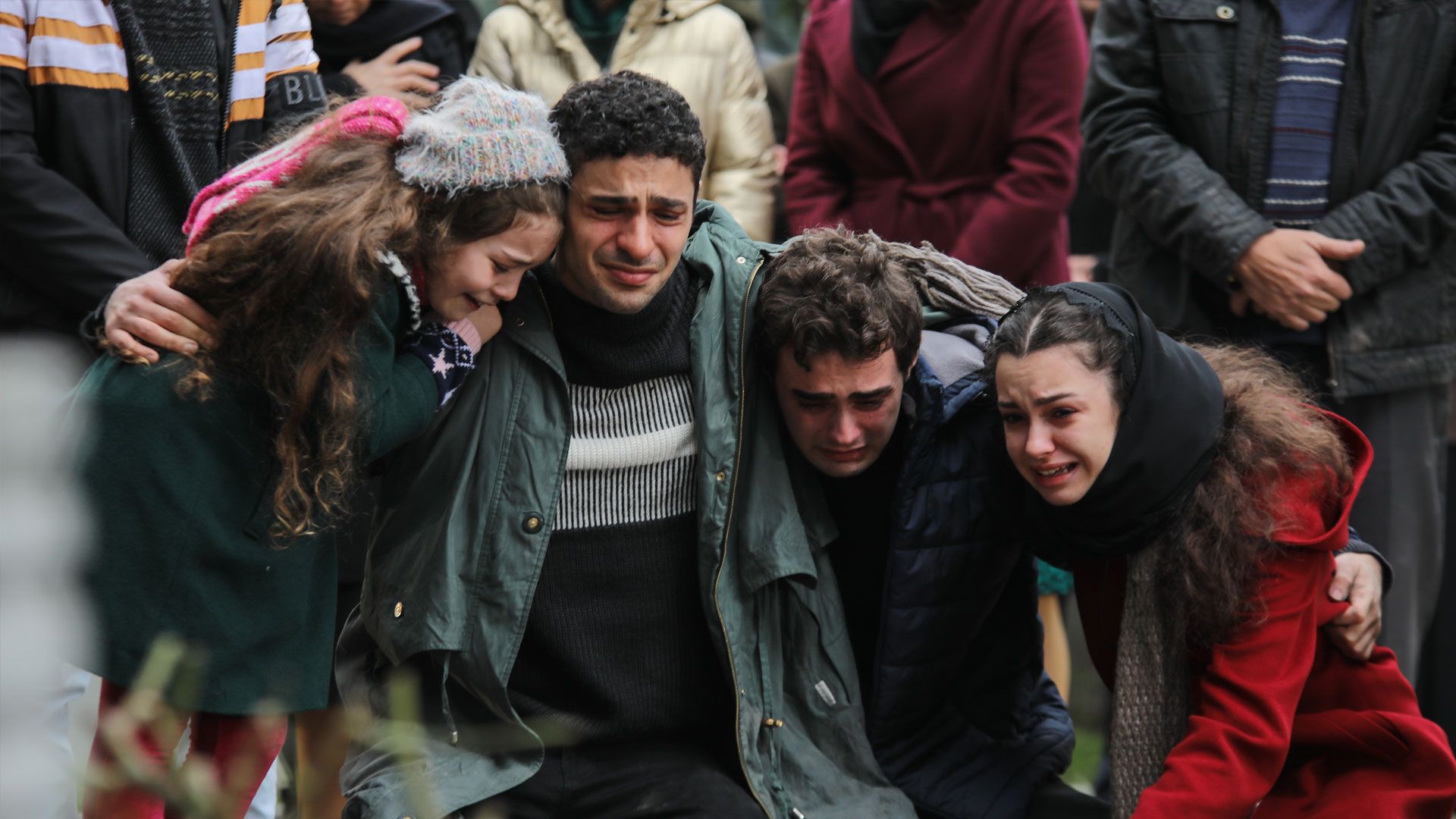 Aylin Akpinar (Emel), Halit Özgür Sari (Kadir), Yigit Koçak (Ömer) e Su Burcu Yazgi Coskun (Asiye) in una scena di Tutto per la mia famiglia