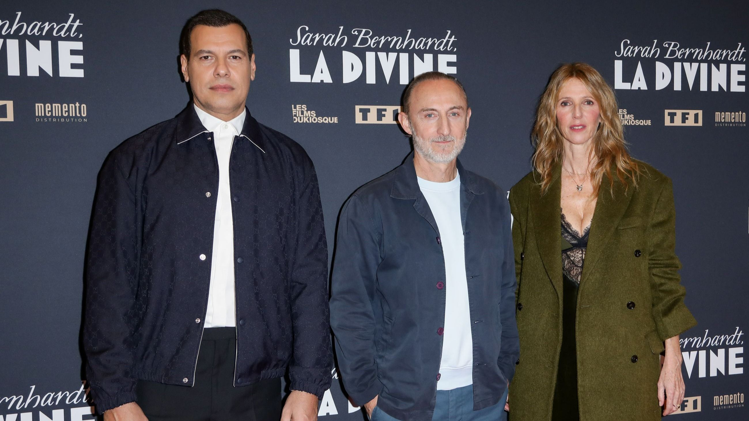 Laurent Lafitte, il regista Guillaume Nicloux e Sandrine Kiberlain alla prima di “Sarah Bernhardt, La Divine” - Credits Getty Images
