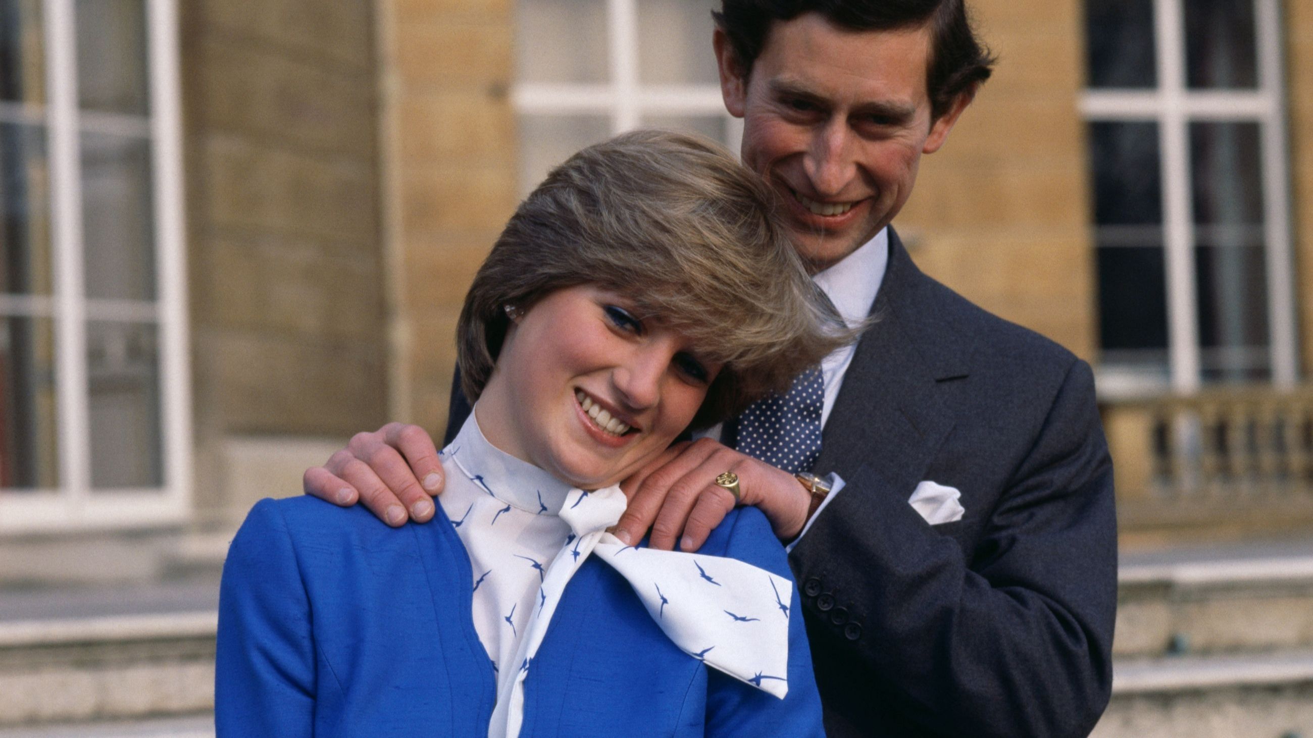 Lady Diana Spencer all’esterno di Buckingham Palace sorride insieme al Principe Carlo, eredo al trono d’Inghilterra, dopo l’annunciazione del loro fidanzamento ufficiale il 24 febbraio 1981, a Londra – Credits: Getty Images