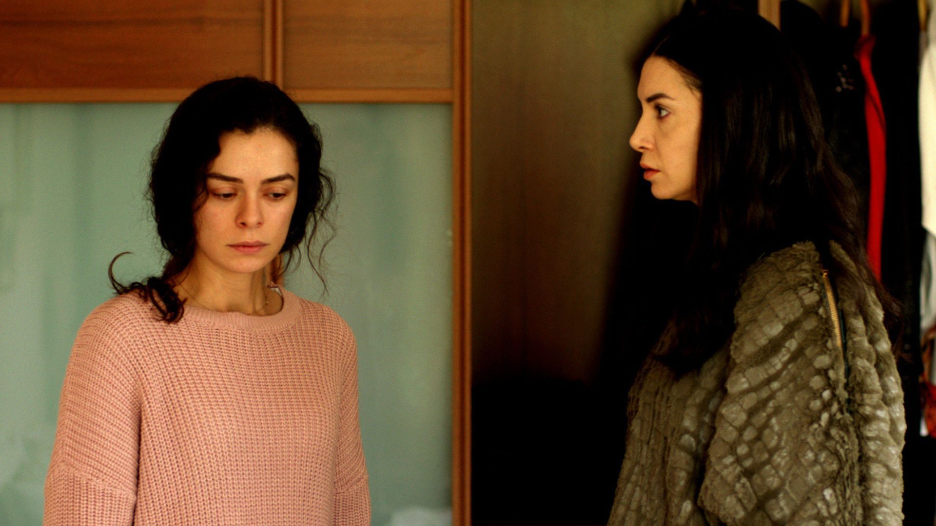 Ozge Ozpirincci (Bahar) e Ahu Yagtu (Piril) in una scena de La forza di una donna