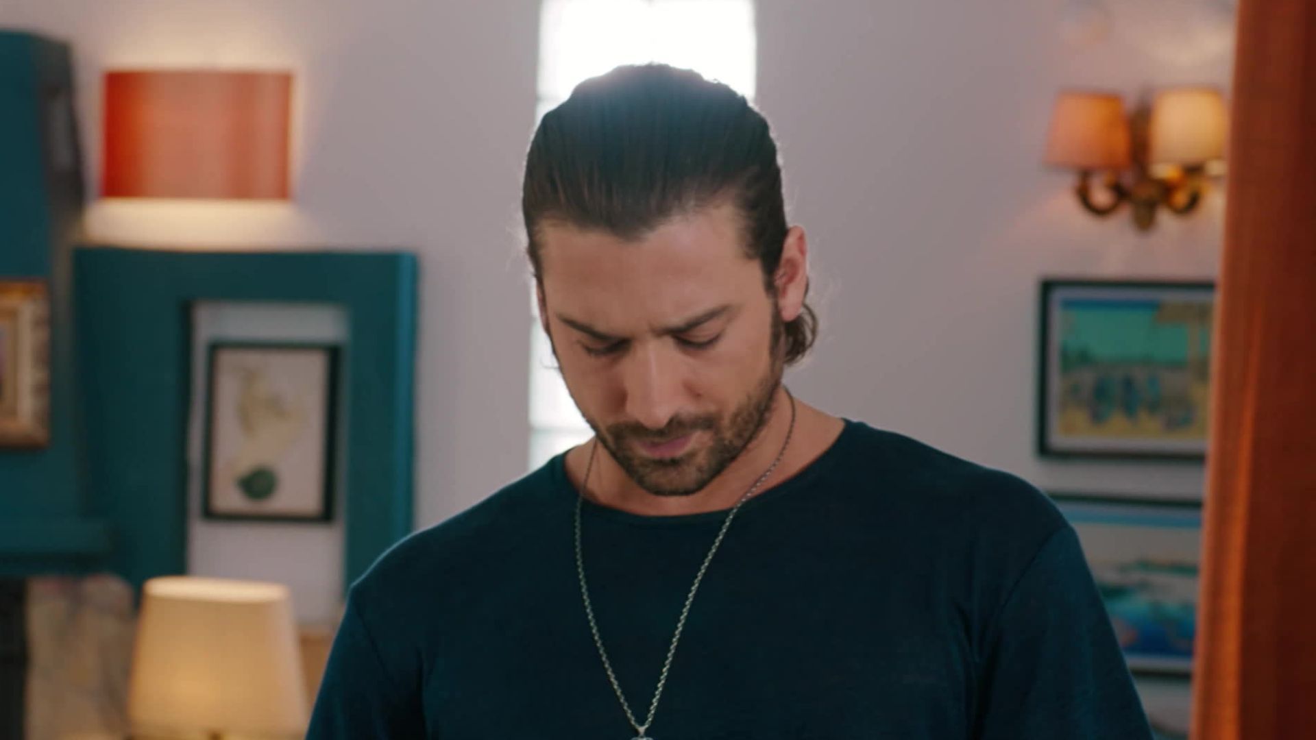 Alp navruz (Poyraz ali ozgur) in una scena di Be my sunshine