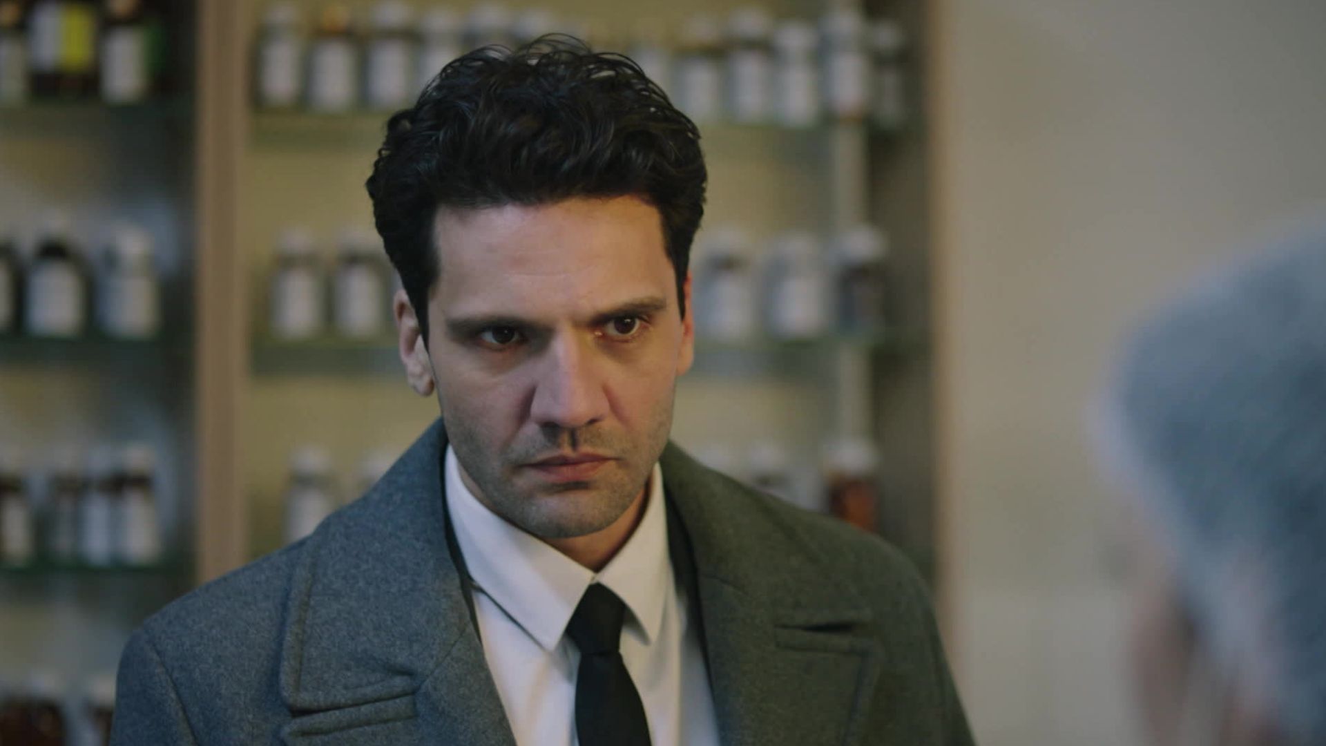 Kaan Urgancioglu (Ilgaz) in una scena di Segreti di famiglia 2