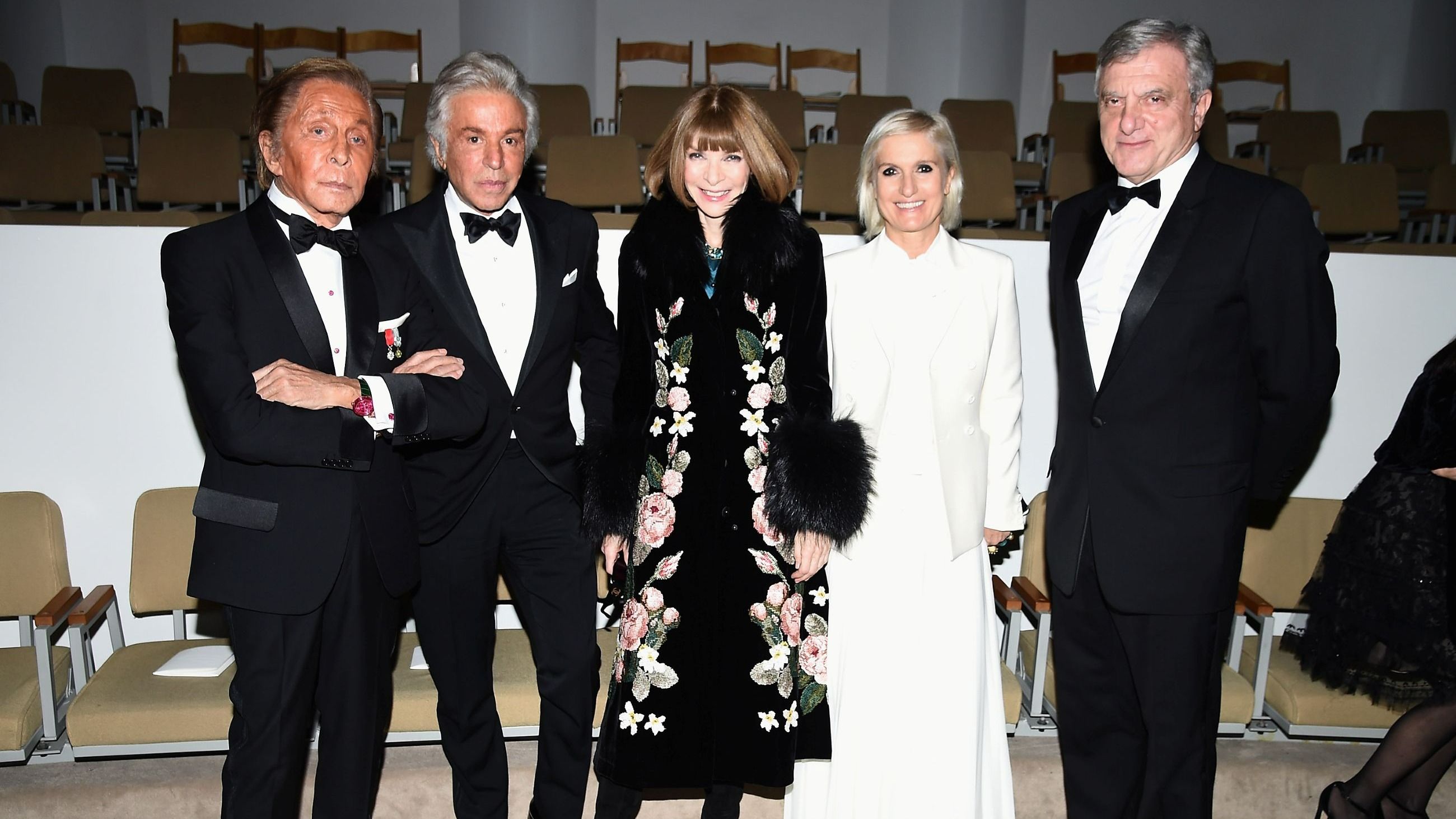 Valentino Garavani, Giancarlo Giammetti, Anna Wintour, Maria Grazia Chiuri e Sidney Toledano al Guggenheim International Gala del 2016 - Credits Getty Images