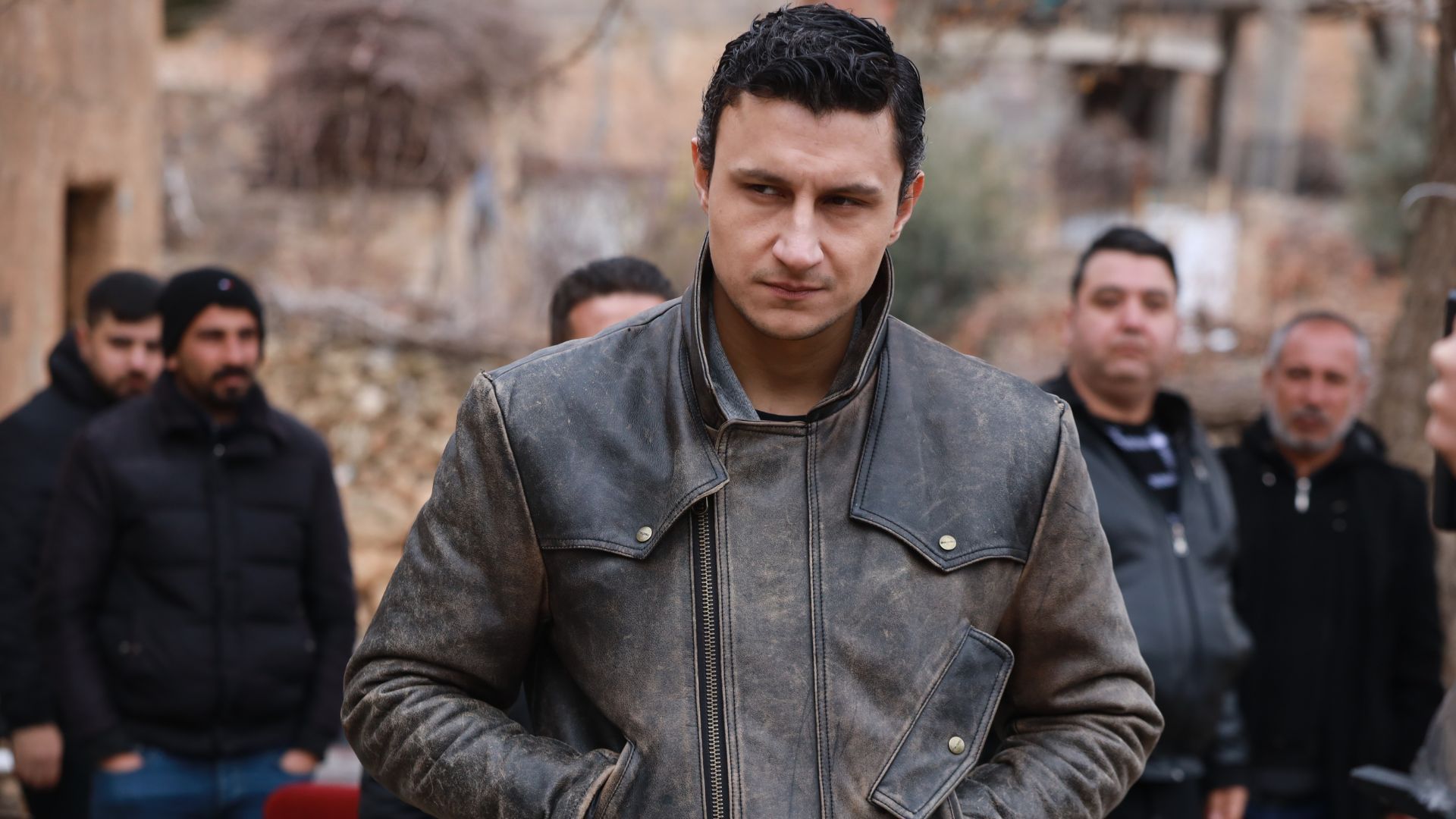 Alper Cankaya (Sahin) in una scena di Far away