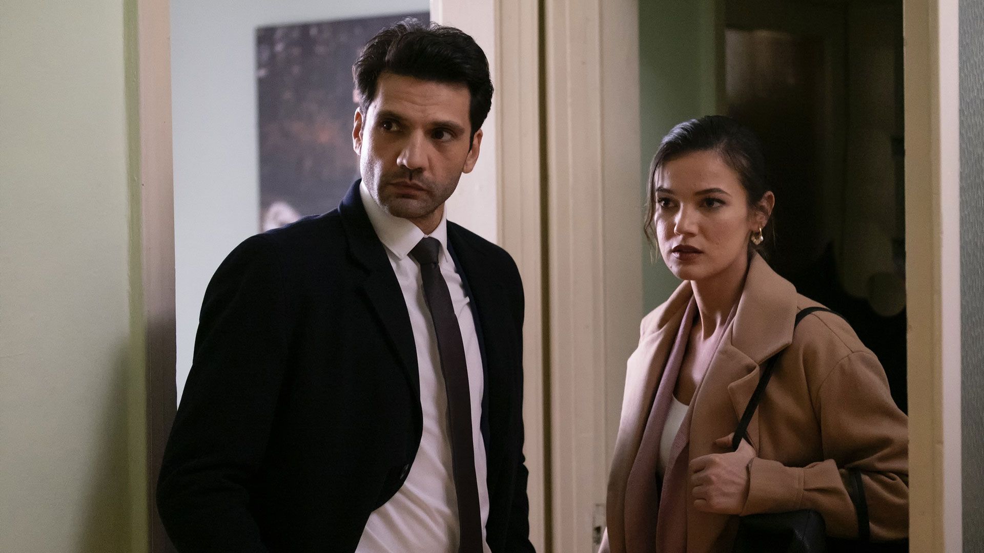 Kaan Urgancıoğlu (Ilgaz Kaya), Pinar Deniz (Ceylin Erguvan) in una scena di Segreti di famiglia