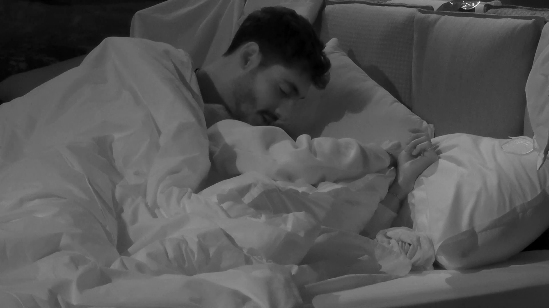 Il primo bacio di Javier Martinez e Shaila Gatta al Grande Fratello