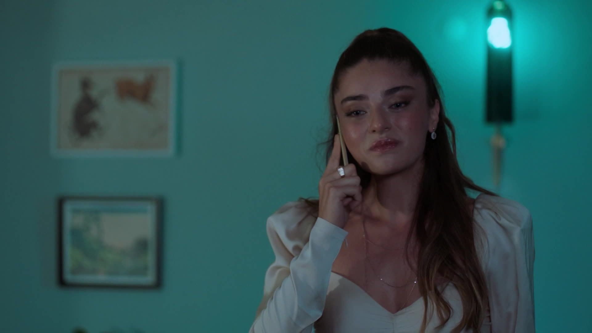 Ayca Aysin Turan (Haziran) nella serie By My Sunshine