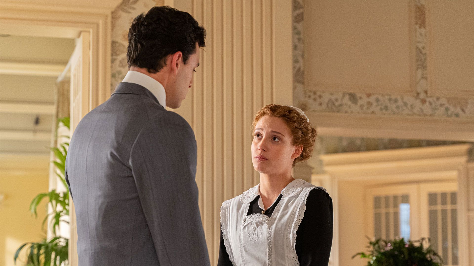 Xavi Lock (Curro de la Mata) e Ana Garces (Jana Exposito) in una scena de La promessa
