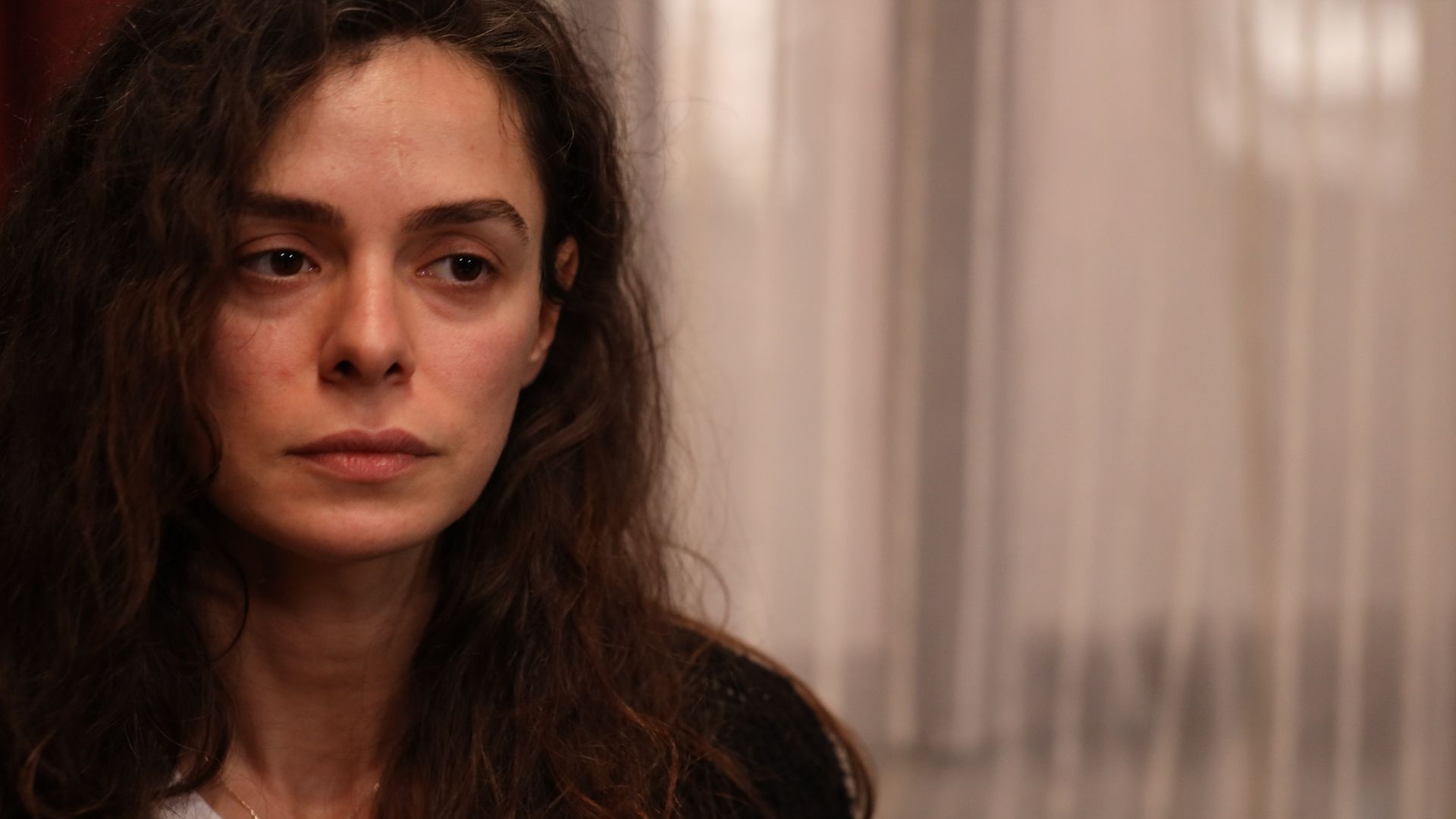 Ozge Ozpirincci (Bahar Cesmeli) in una scena de La Forza di una donna