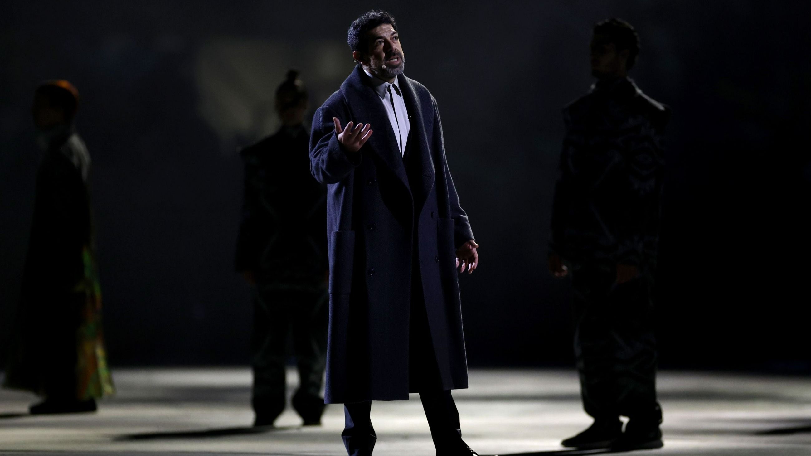 Pierfrancesco Favino durante la sua performance alla cerimonia di apertura di Milano Cortina 2026, Milano San Siro Olympic Stadium – Credits: Getty Images 