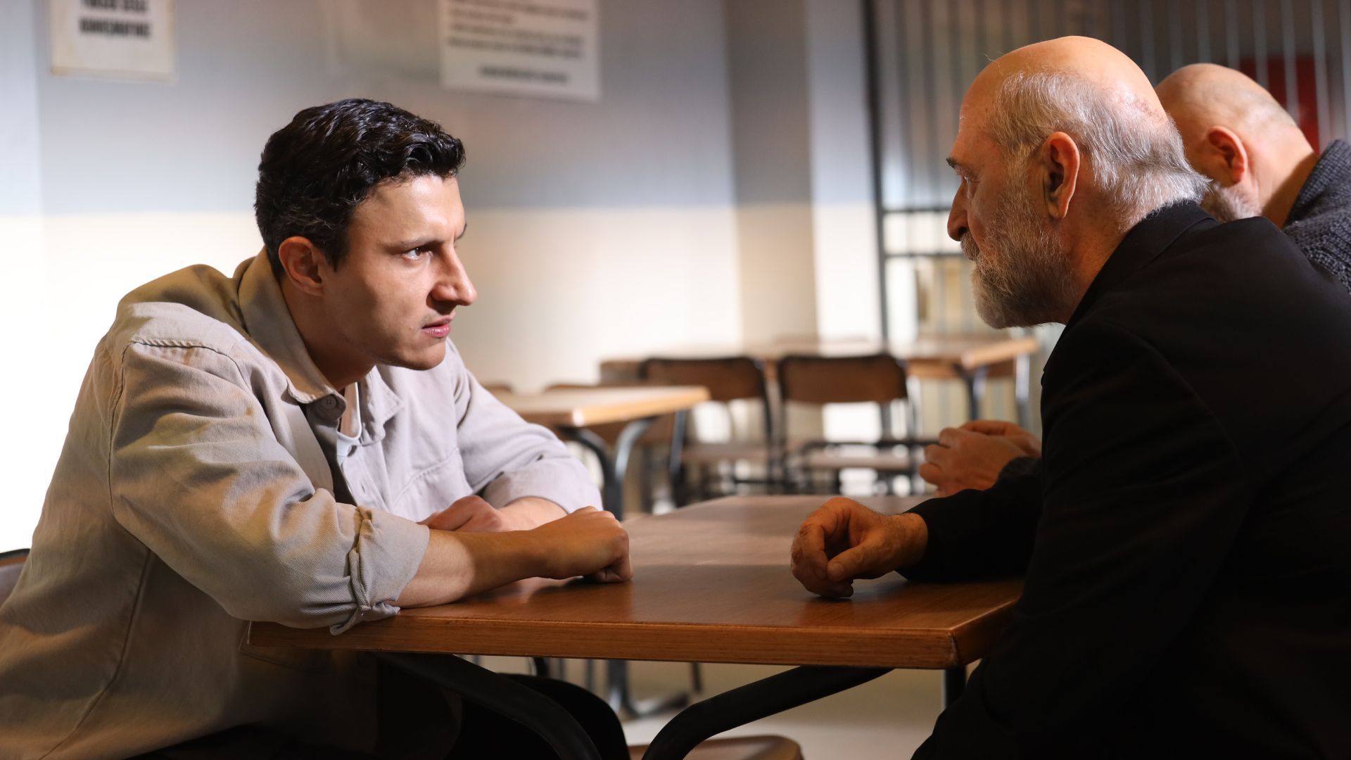 Alper Cankaya (Sahin) in una scena di Far away