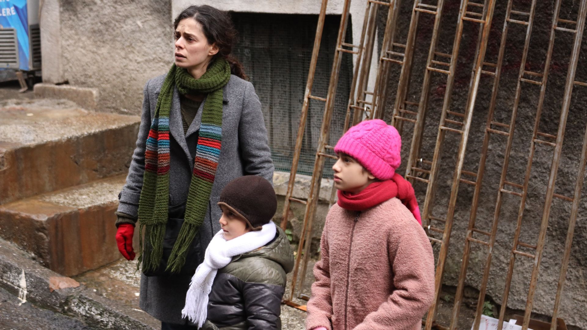 Seray Kaya (Sirin). Ali Kubra Suzgun (Nisan) in una scena di La forza di una donna