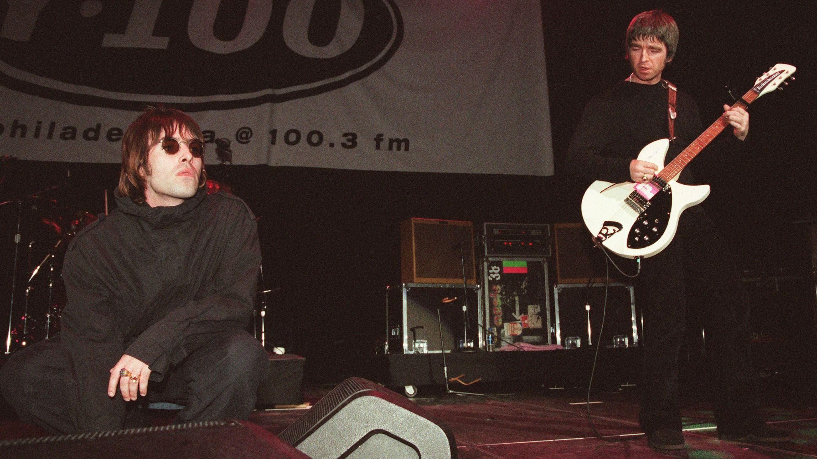Liam e Noel Gallagher, gli Oasis, durante un'esibizione a Philadelphia, il 3 dicembre 1999
Credit: Getty Images