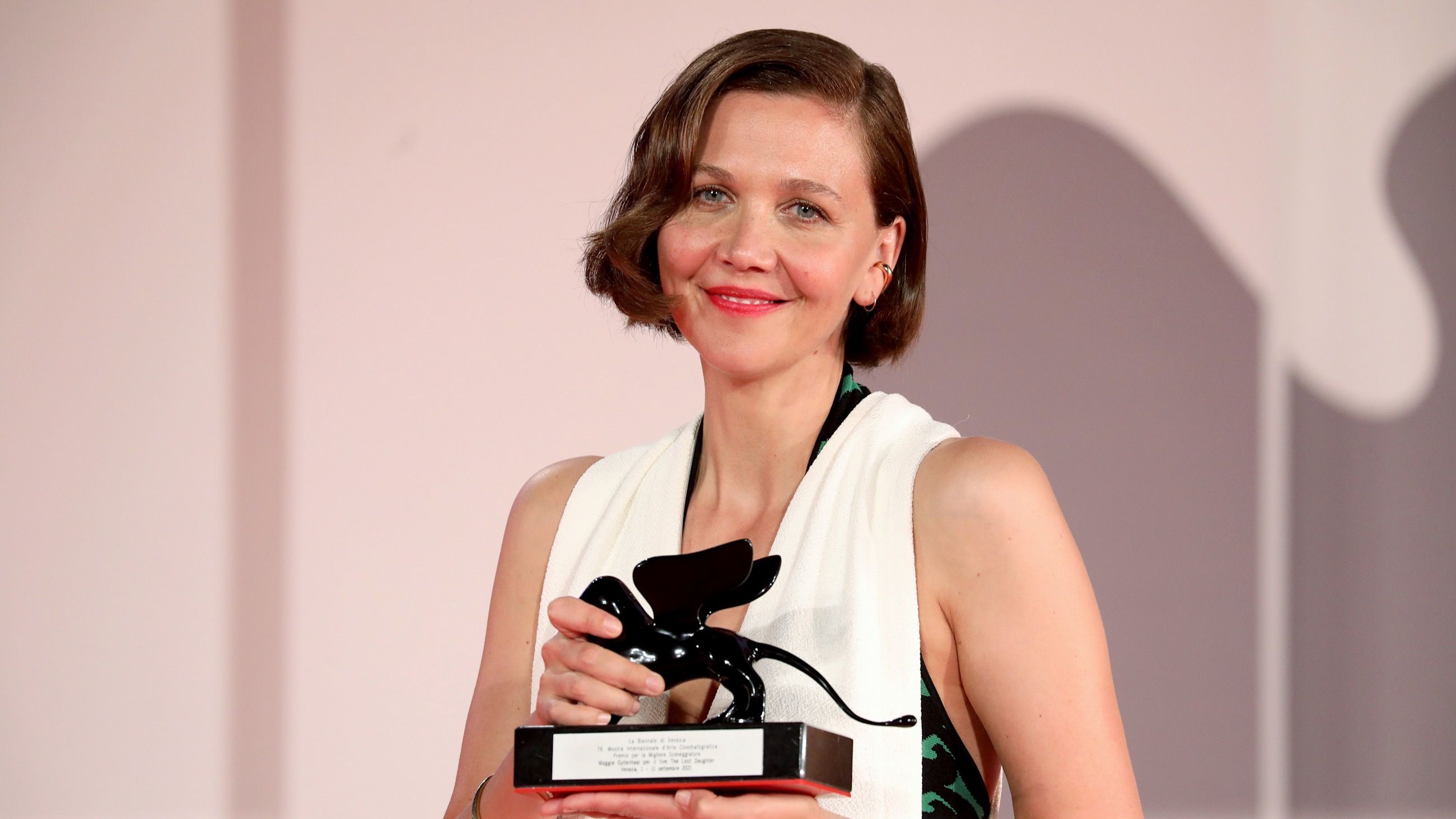 Maggie Gyllenhaal posa con il premio per la Migliore sceneggiatura per The Lost Daughter al photocall dei vincitori dei premi durante la 78ª Mostra Internazionale d’Arte Cinematografica di Venezia, l’11 settembre 2021, a Venezia, Italia - Credits: Getty Images