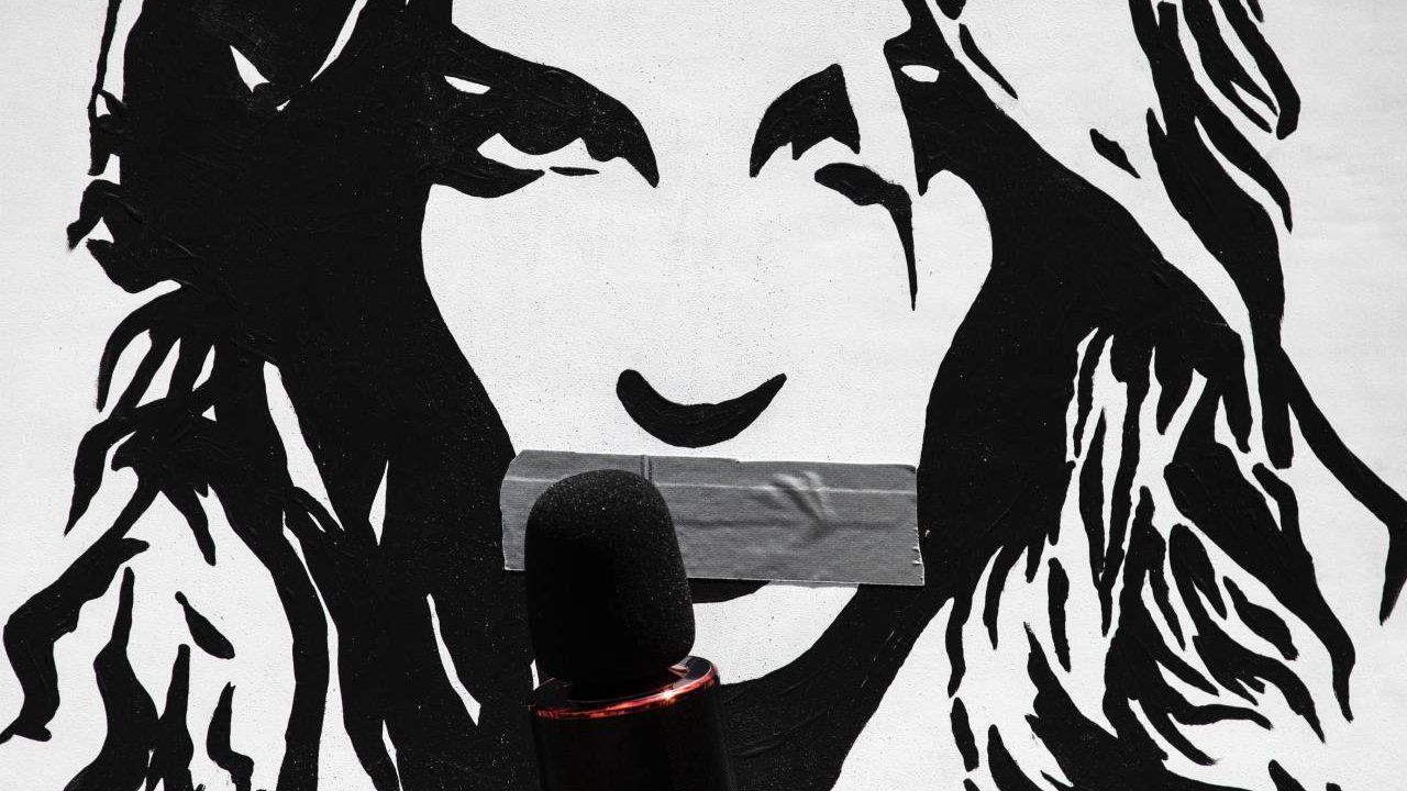 Un poster dalla manifestazione #FreeBritney davanti al tribunale di Los Angeles