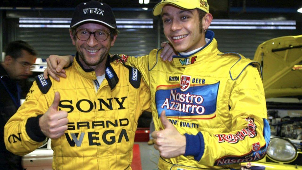 Valentino Rossi con papà Graziano in una foto del 2003 (Ansa)