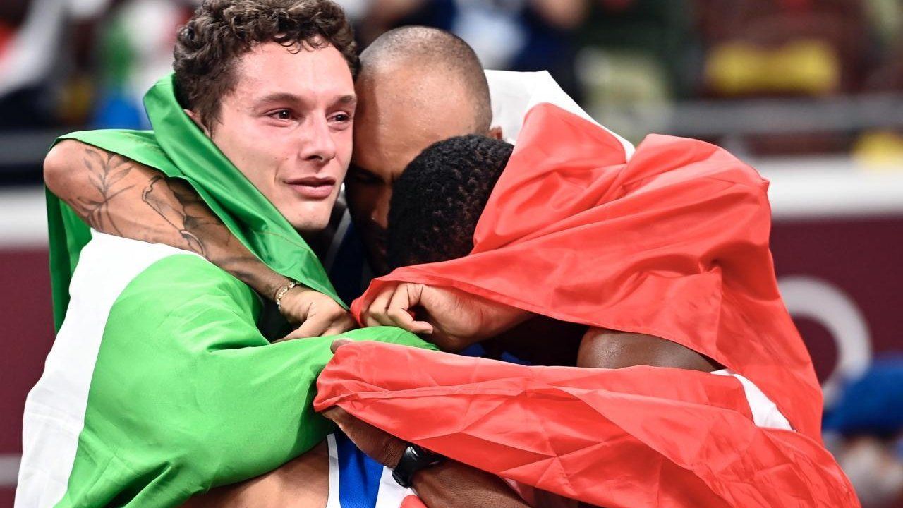 il team azzurro dopo la vittoria nella steffetta 4x100 (foto Ansa)