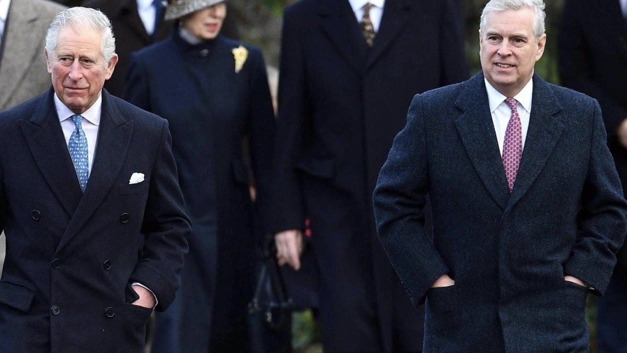Il principe Carlo insieme al principe Andrea (foto Ansa)