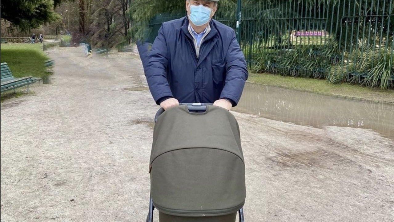 Gerry Scotti al parco con la nipotina Virginia (foto Instagram)
