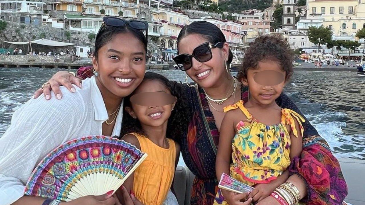 Vanessa Bryant con le figlie a Positano (foto Instagram)