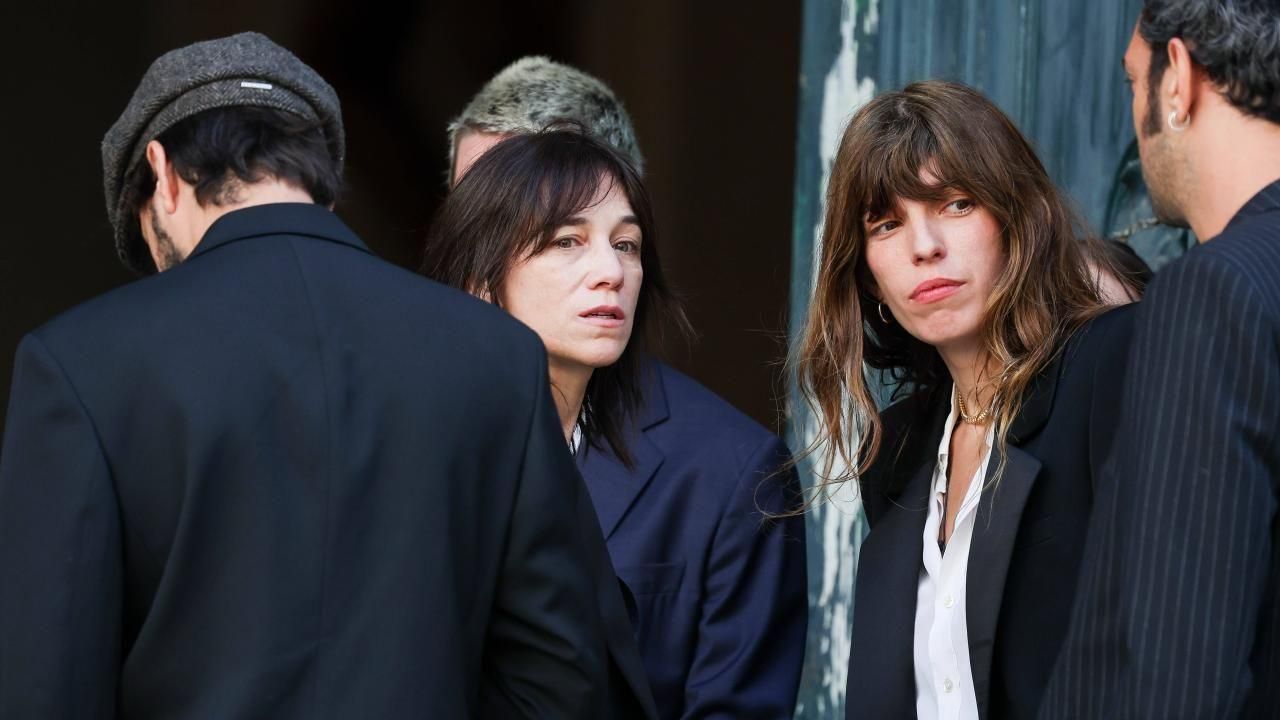Charlotte Gainsbourg e Lou Doillon ai funerali della mamma