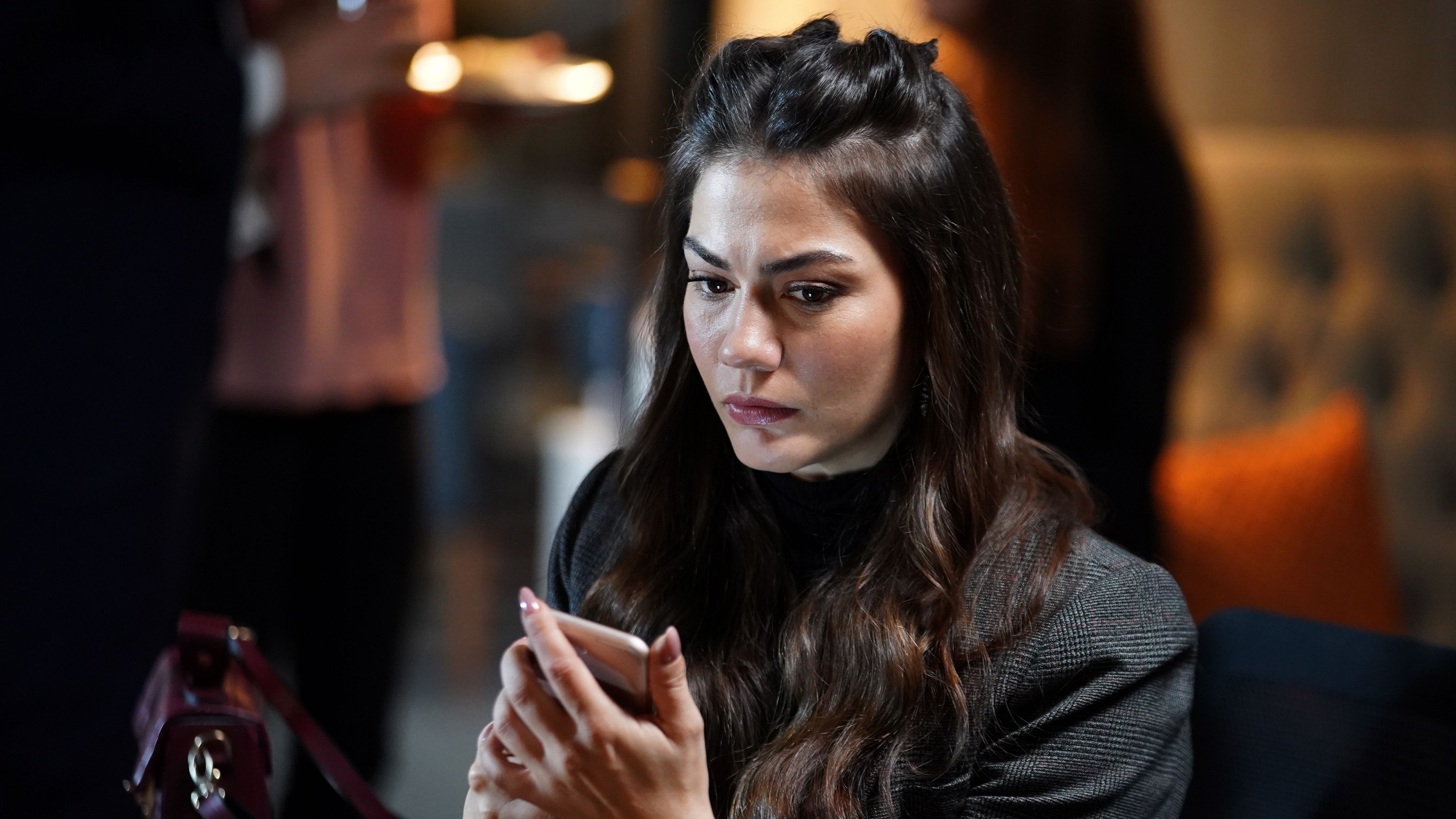 Zeynep in una scena di My home my destiny