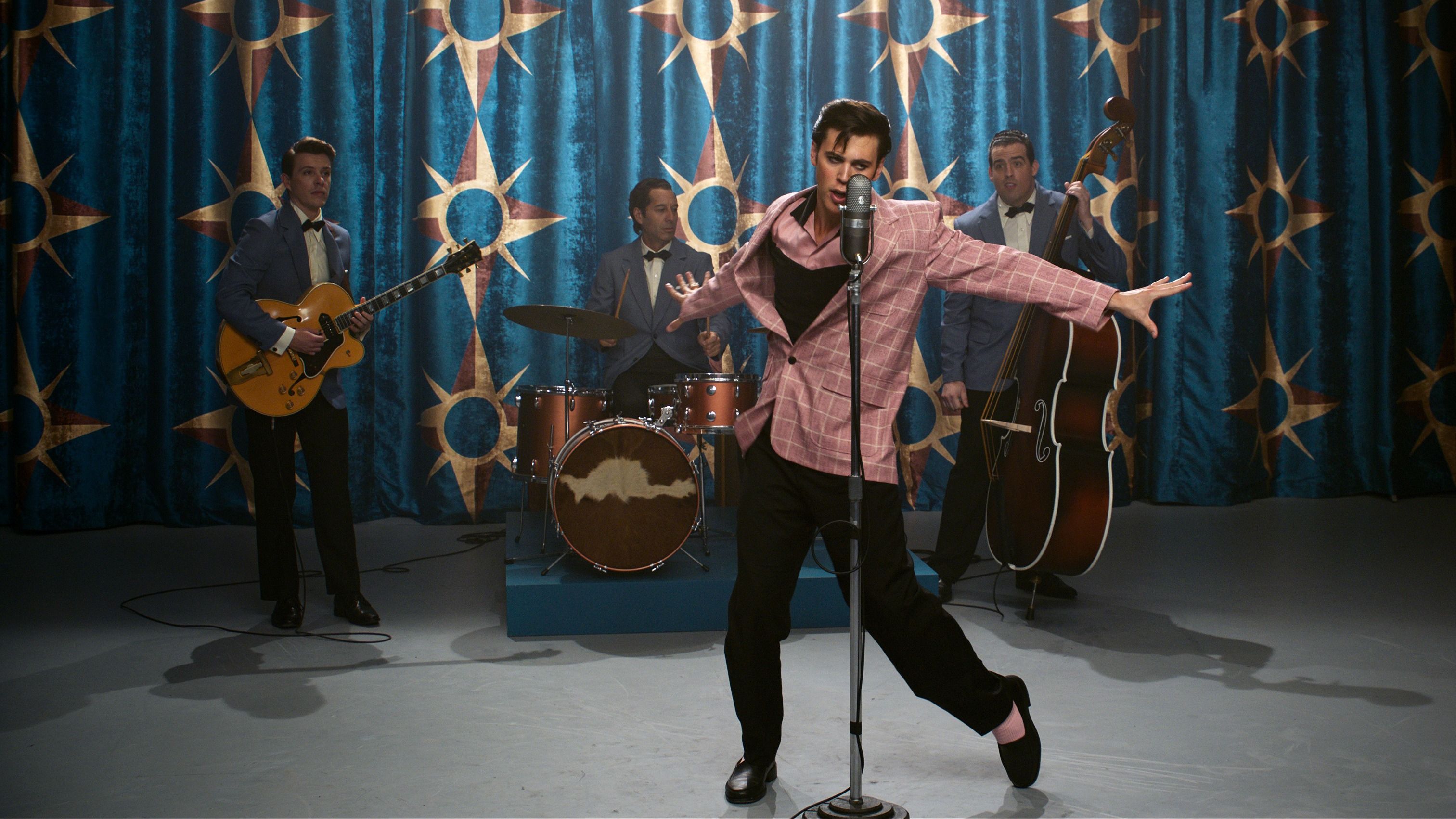 L'attore Austin Butler interpreta Elvis Presley nel film Elvis