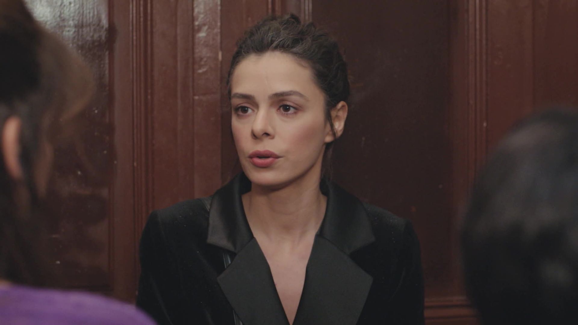 Ozge Ozpirincci (Bahar) in una scena de La forza di una donna 3