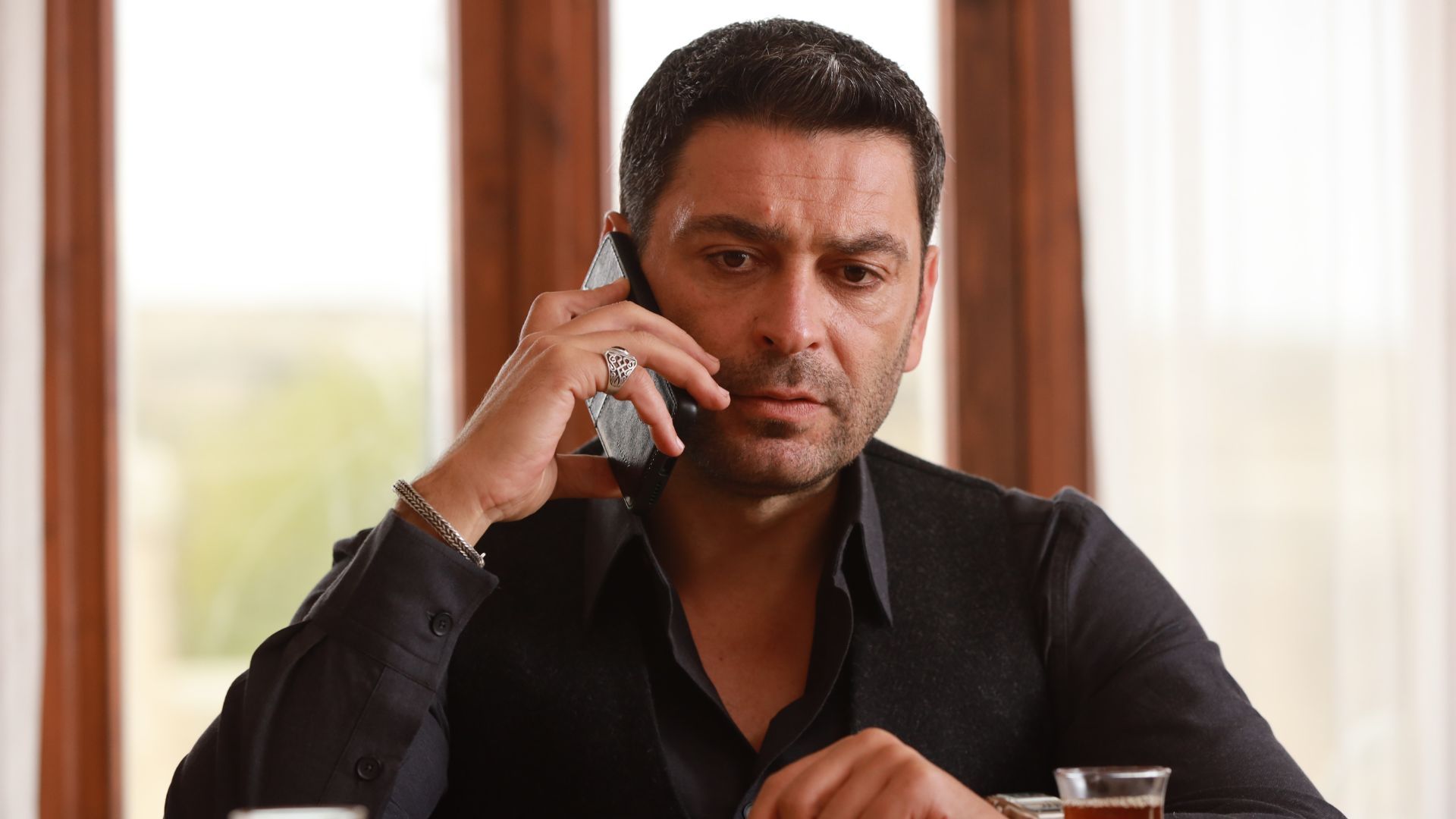 Ozan Akbaba (Cihan) in una scena di Far away