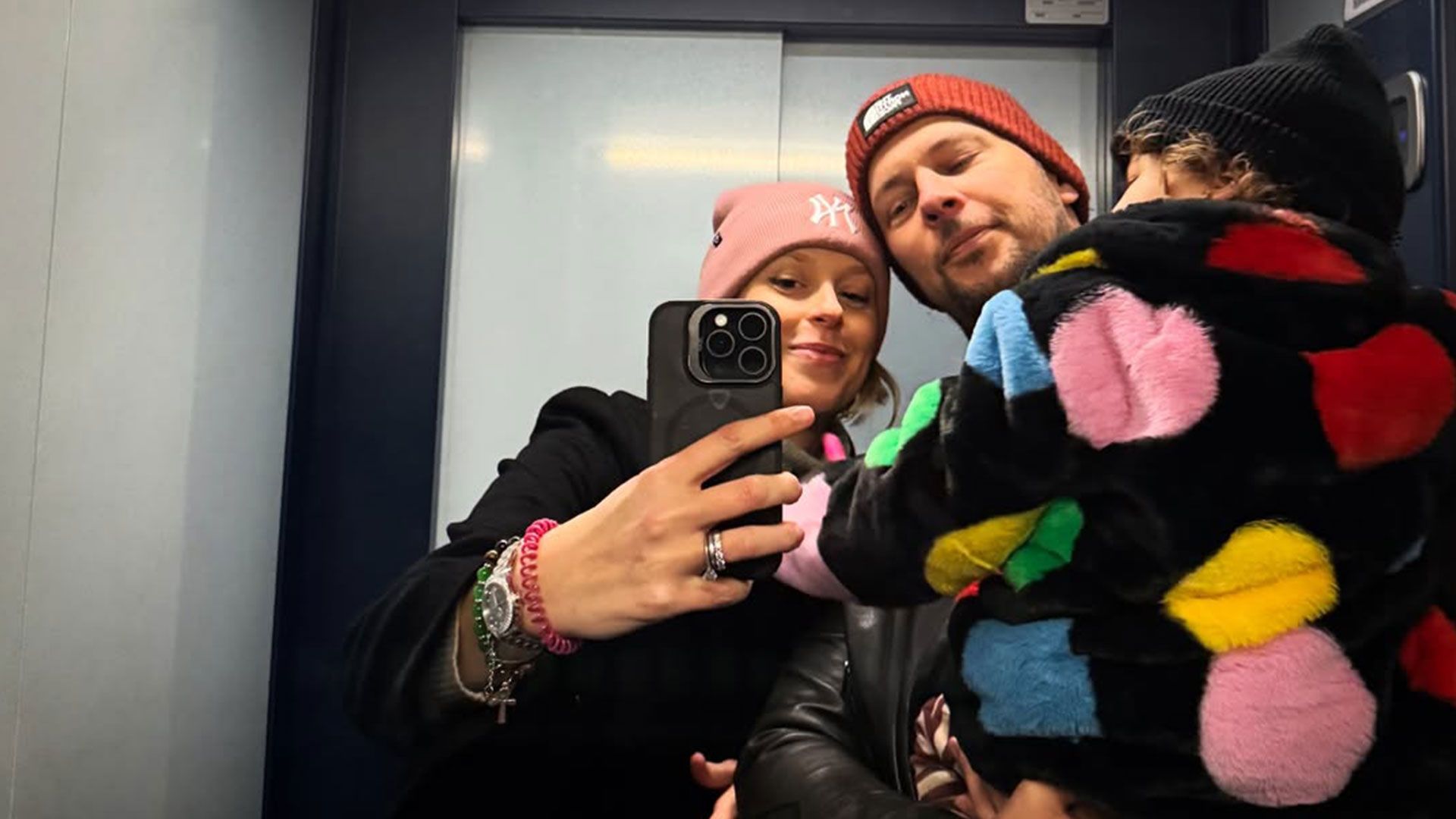 Federica Pellegrini e Matteo Giunta tornano a casa dall'ospedale con Matilde