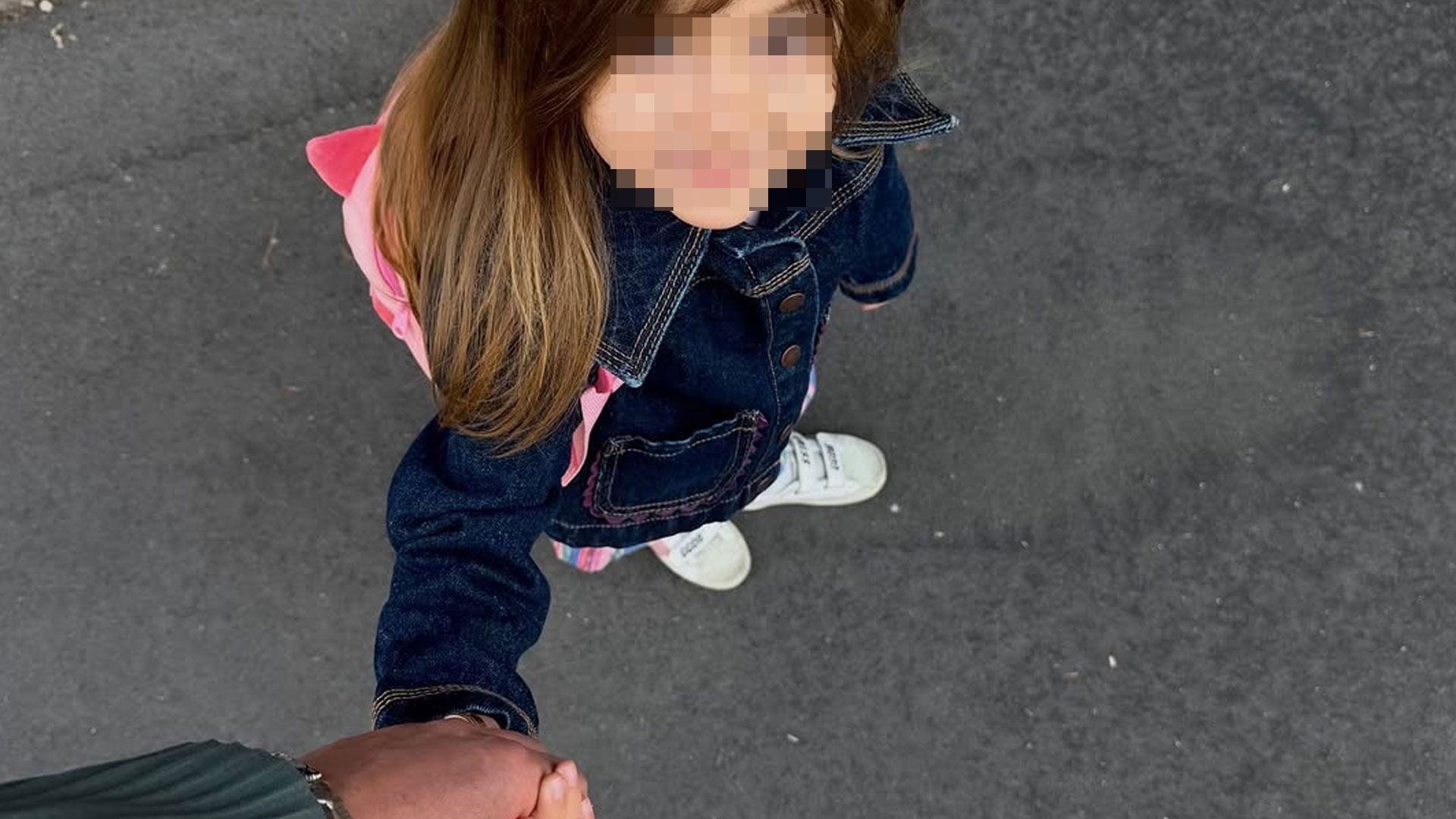 Maria Vittoria tiene per mano il papà Lorenzo Riccardi | Instagram: @lorenzo.riccardi17