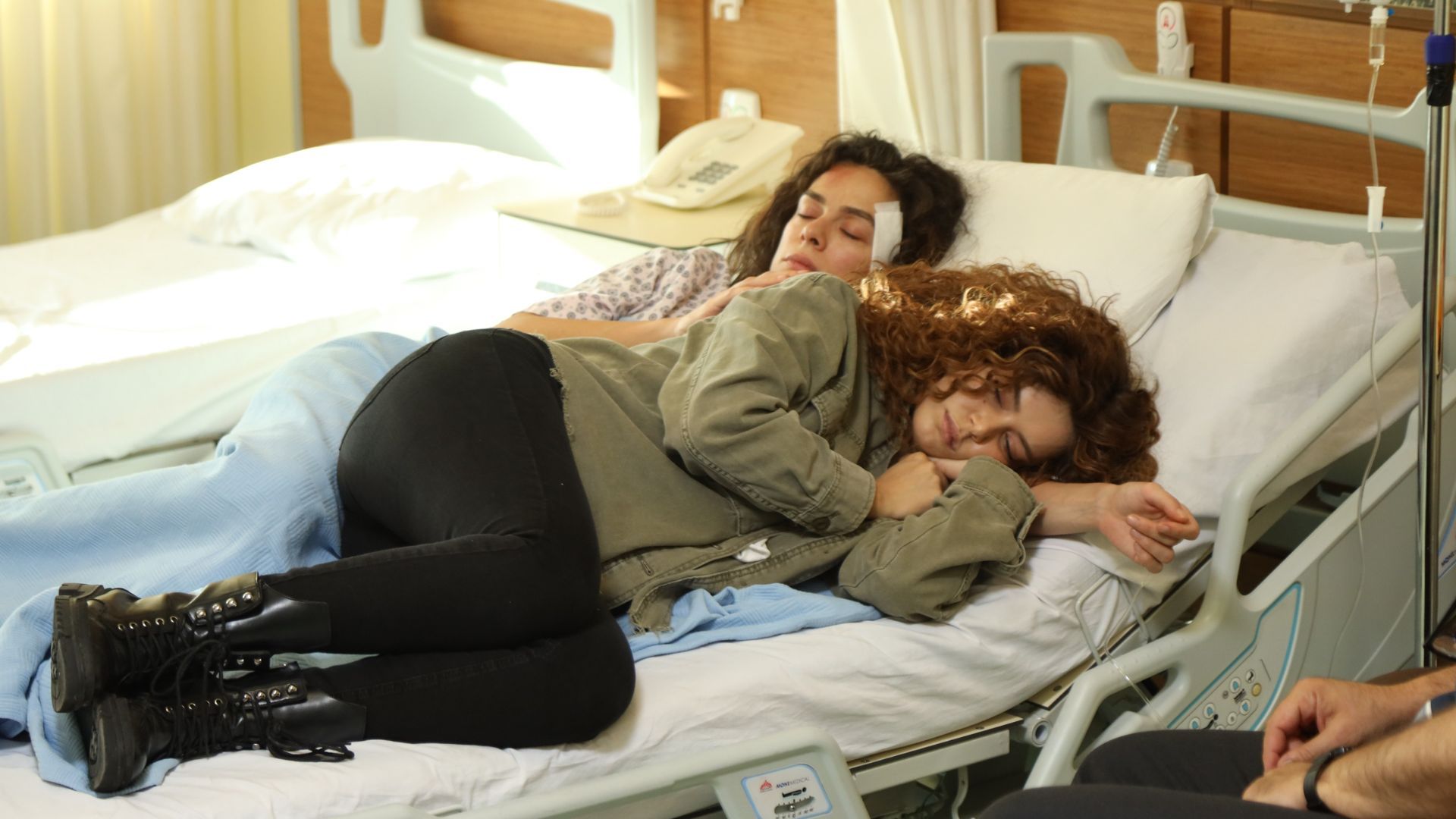 Bahar e Sirin in una scena de La forza di una donna 3