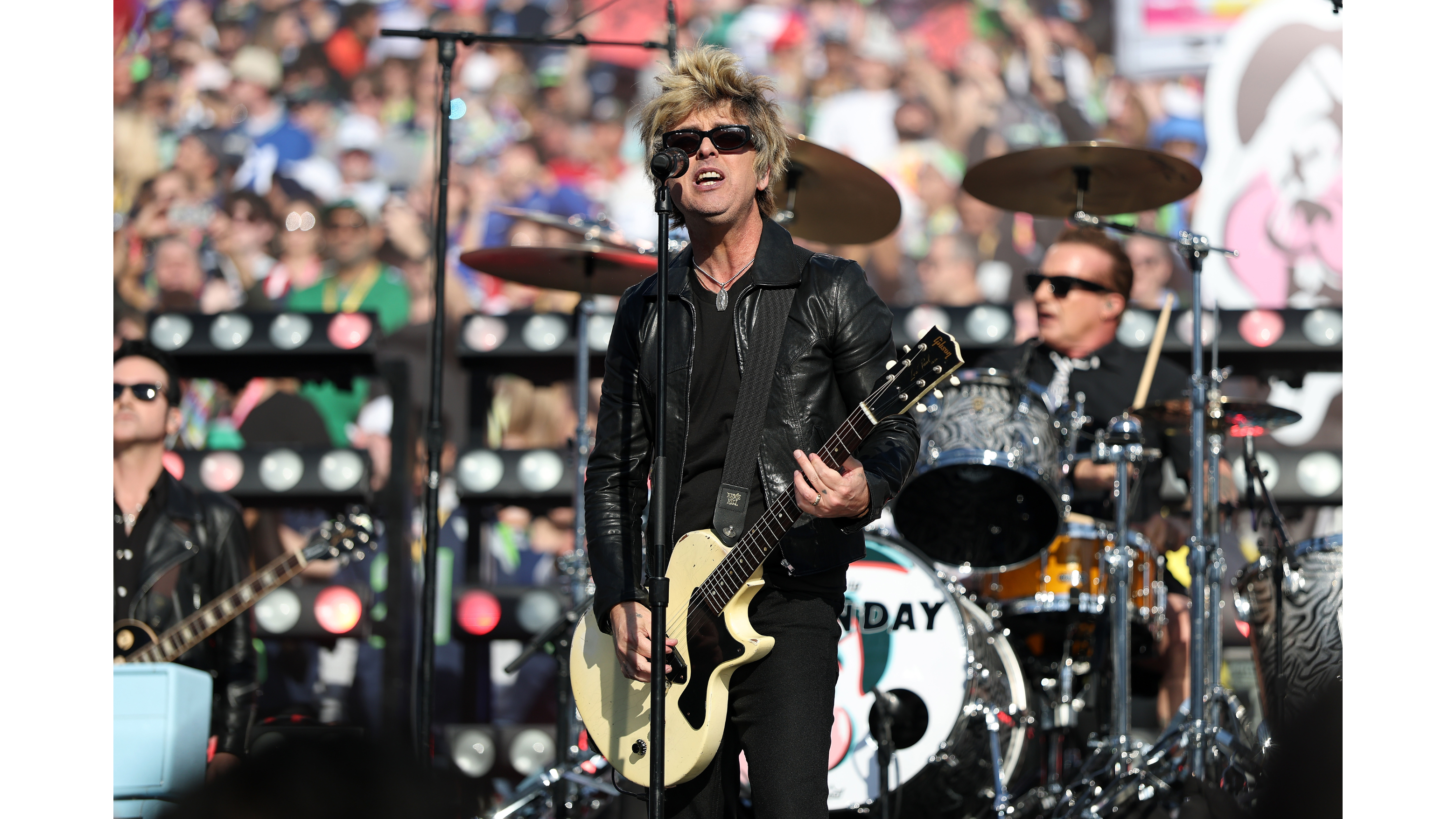 I Green Day tornano in scena con una performance che sa di nostalgia anni Duemila durante il Super Bowl 2026. (Crediti: Getty)
