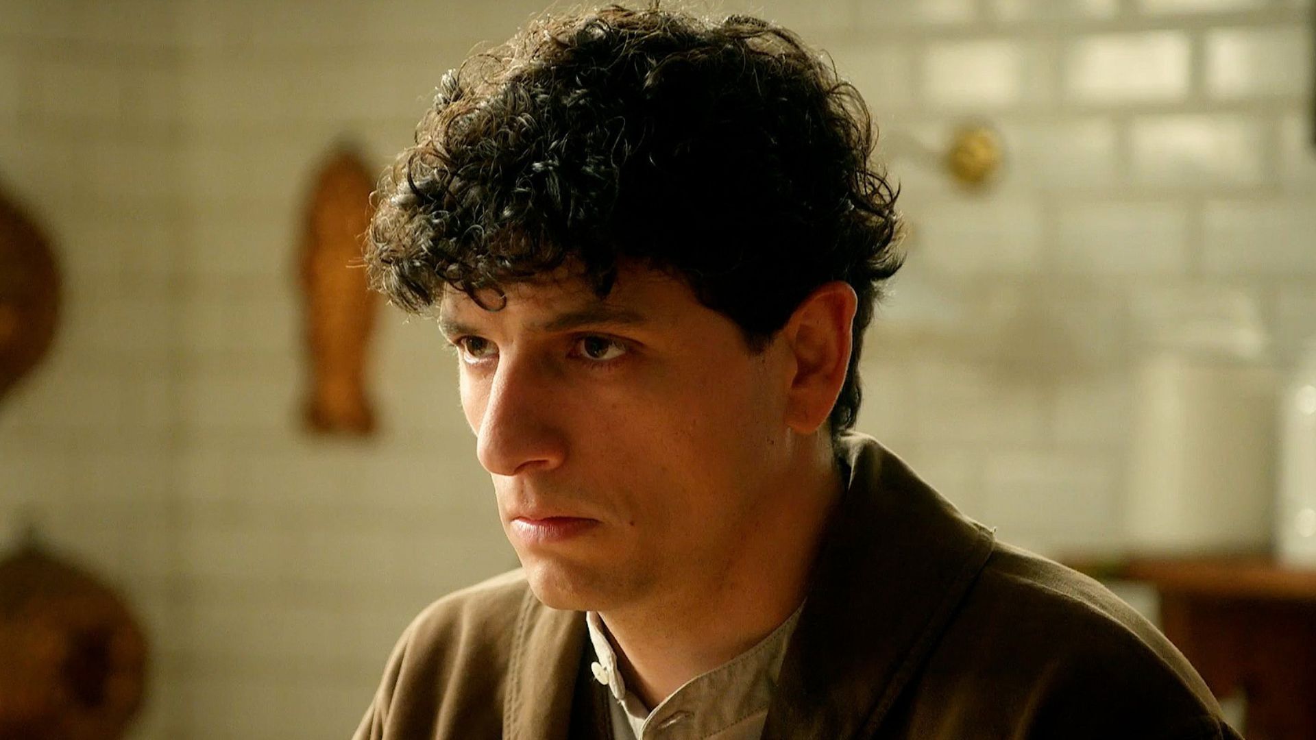 Alvaro Quintana (Tono) in una scena de La Promessa