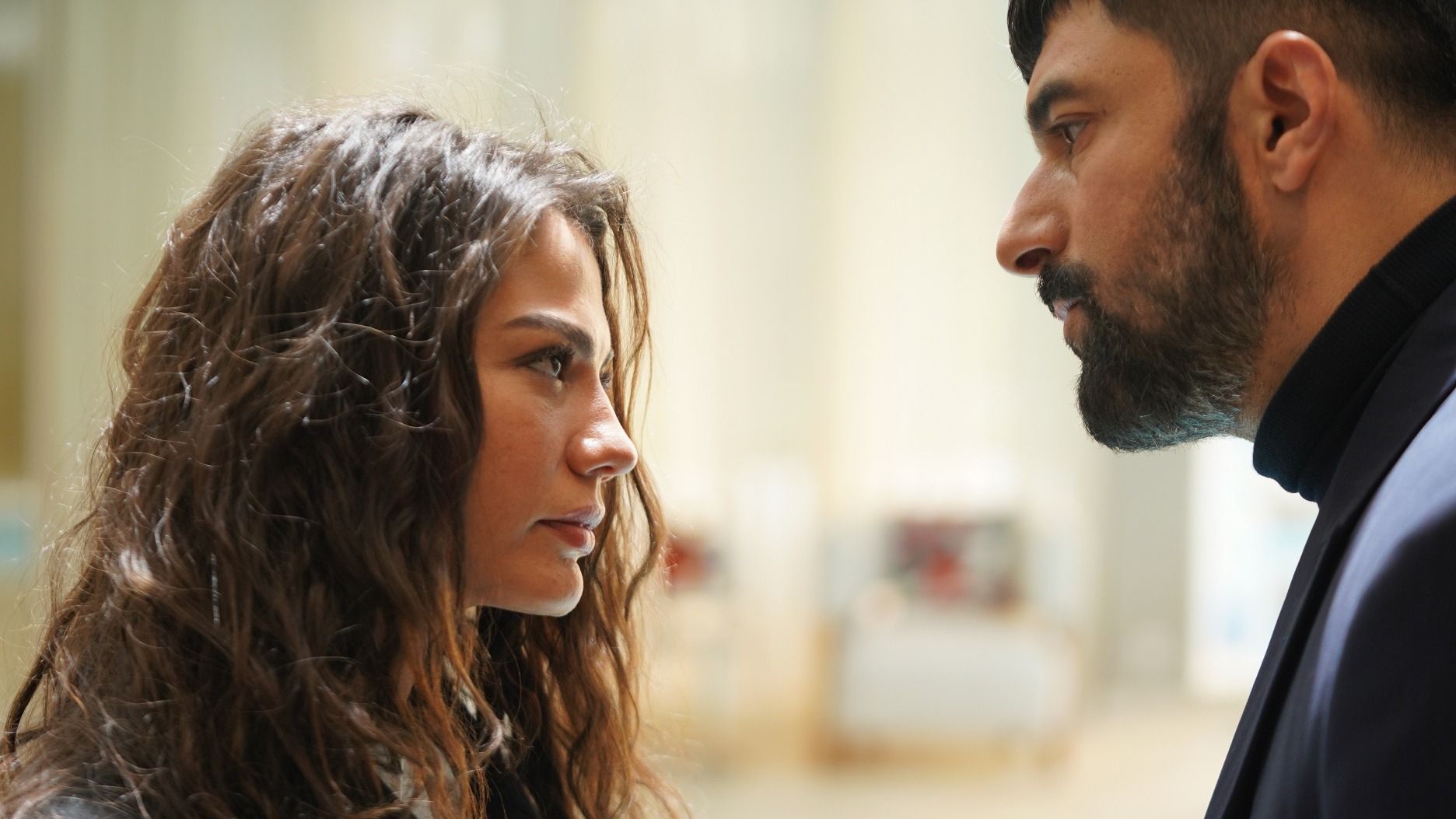 Farah (Demet Ozdemir) in una scena di Io sono Farah