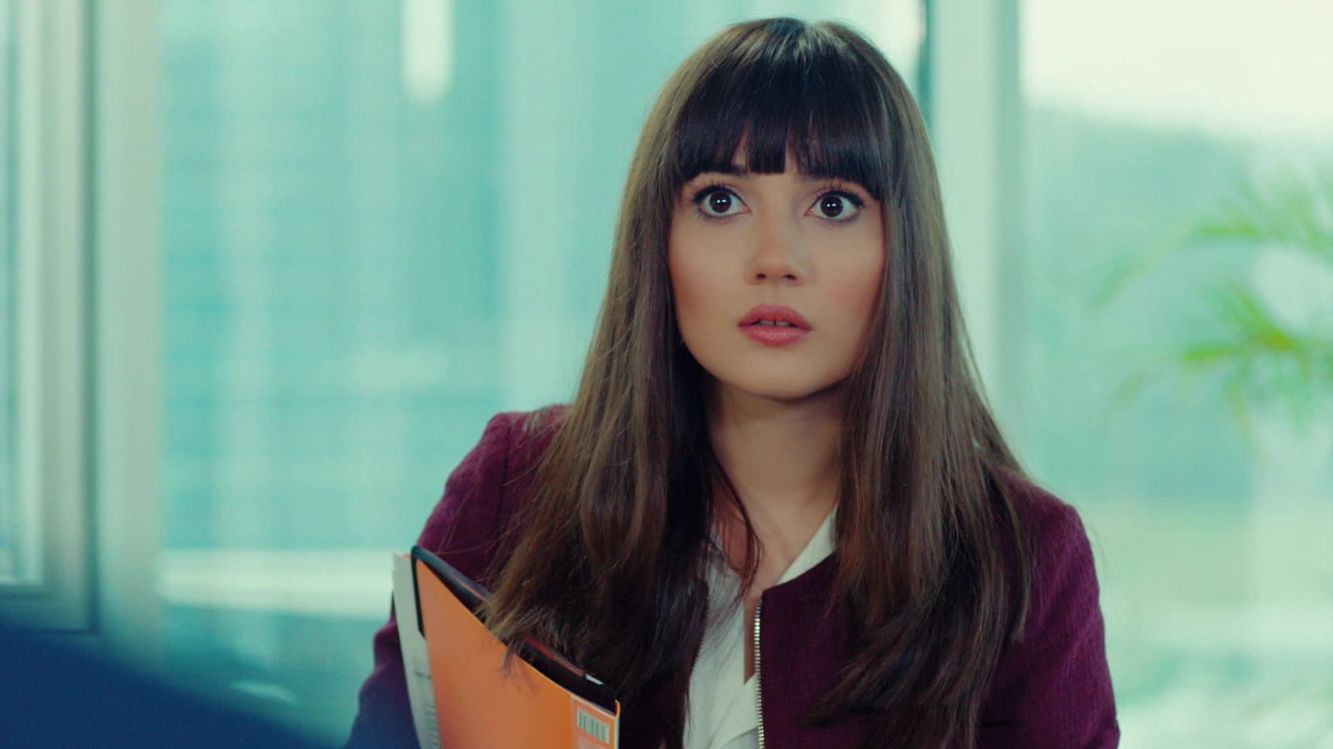 Sevda Erginci (Zeynep) in una scena di Forbidden Fruit 2