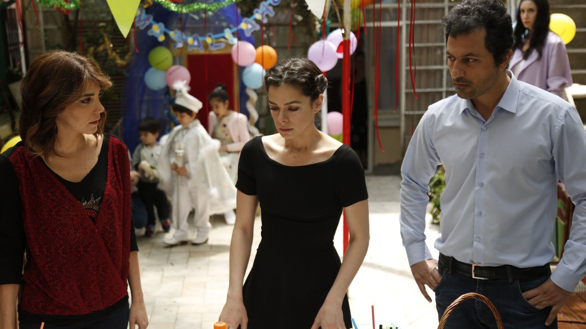 Ceyda, Bahar e Arif in una scena de La forza di una donna 2