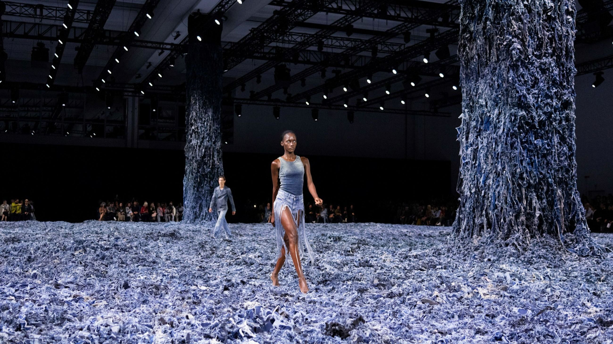 La scenografica passerella di Diesel SS25 firmata Glenn Martens e creata con 14.800 KG di scarti di tessuto provenienti dalla produzione del brand - Credits: Launchmetrics.com/Spotlight