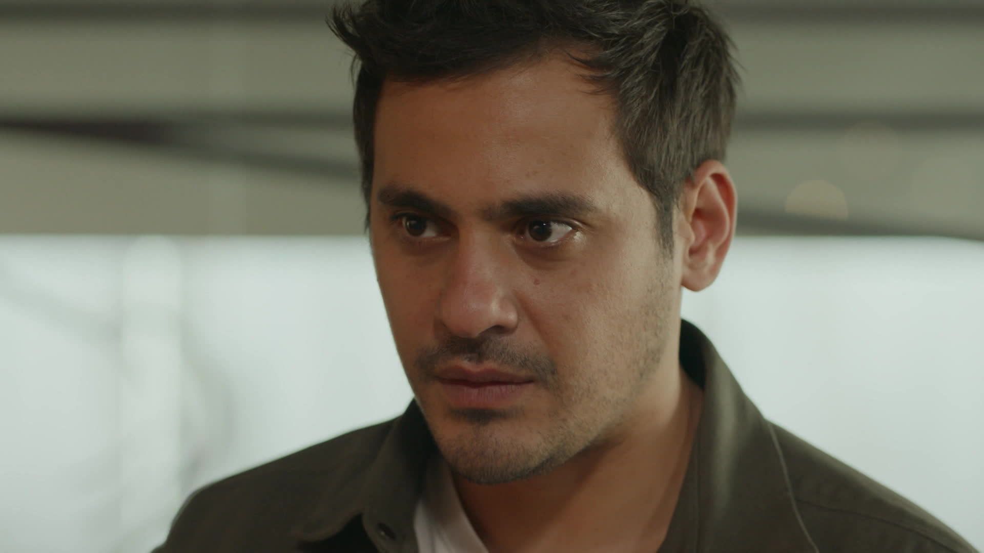 Tolga (Caner Sahin) in una scena di Tradimento