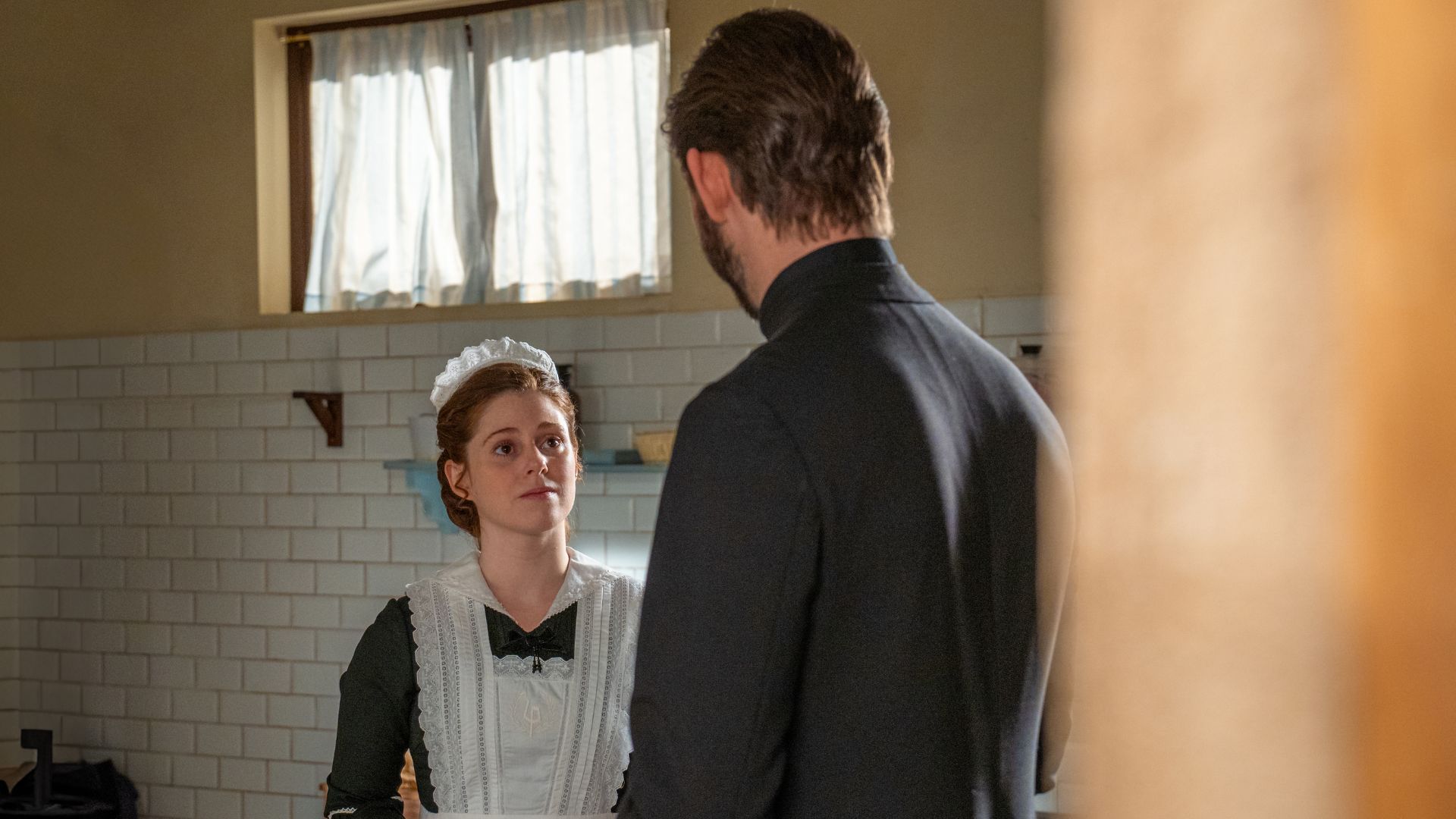 Maria e Padre Samuel in una scena de La Promessa