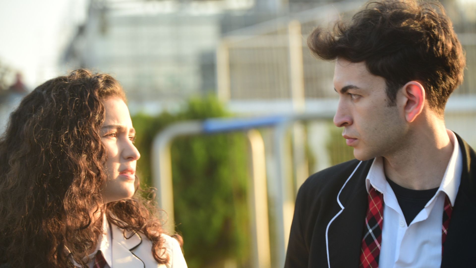 Su Burcu Coskun (Asiye) e Berk Ali Catal (Tolga) in una scena di Tutto per la mia famiglia 2