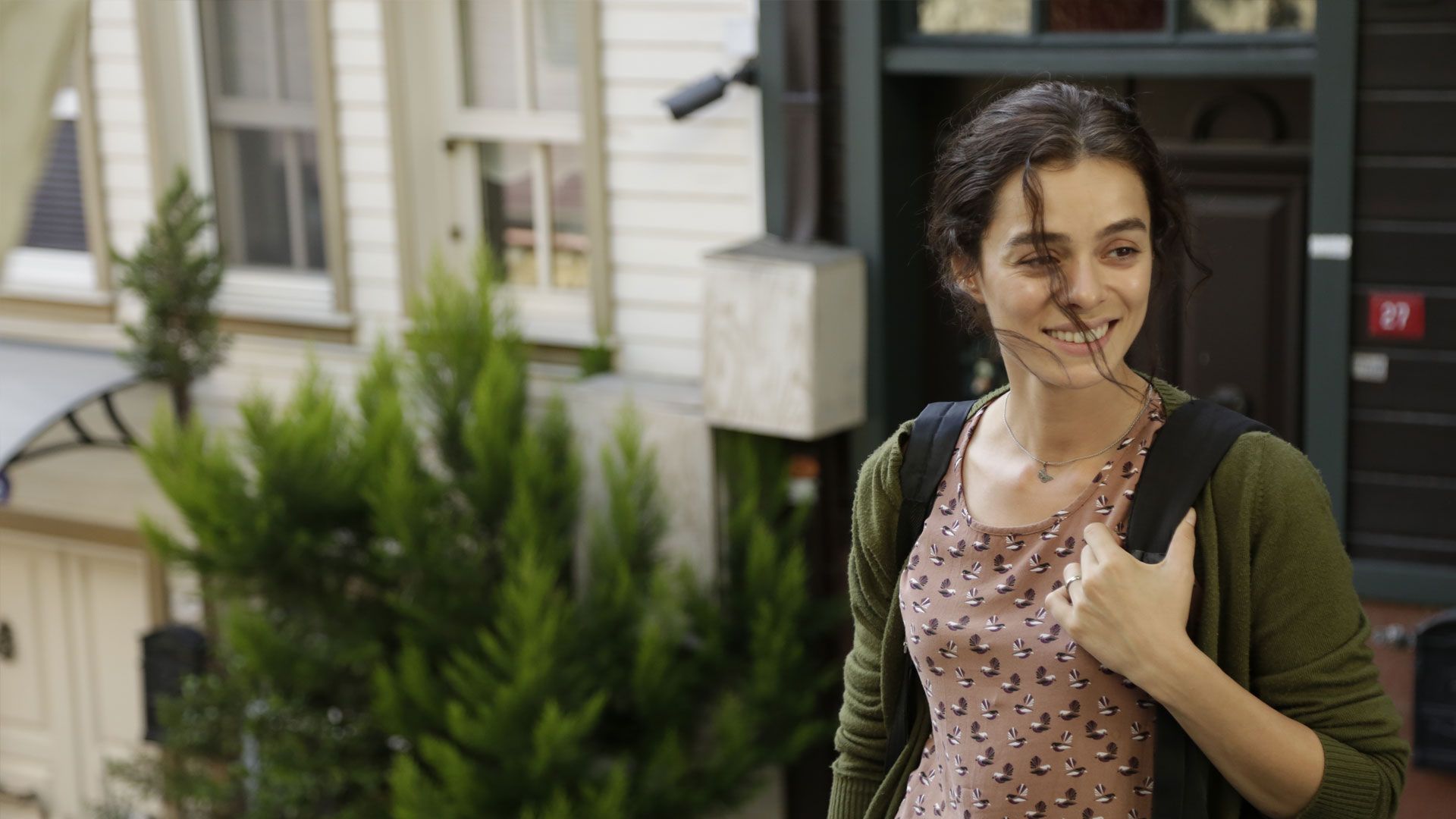 Özge Özpirinçci (Bahar Çesmeli) in una scena di La forza di una donna