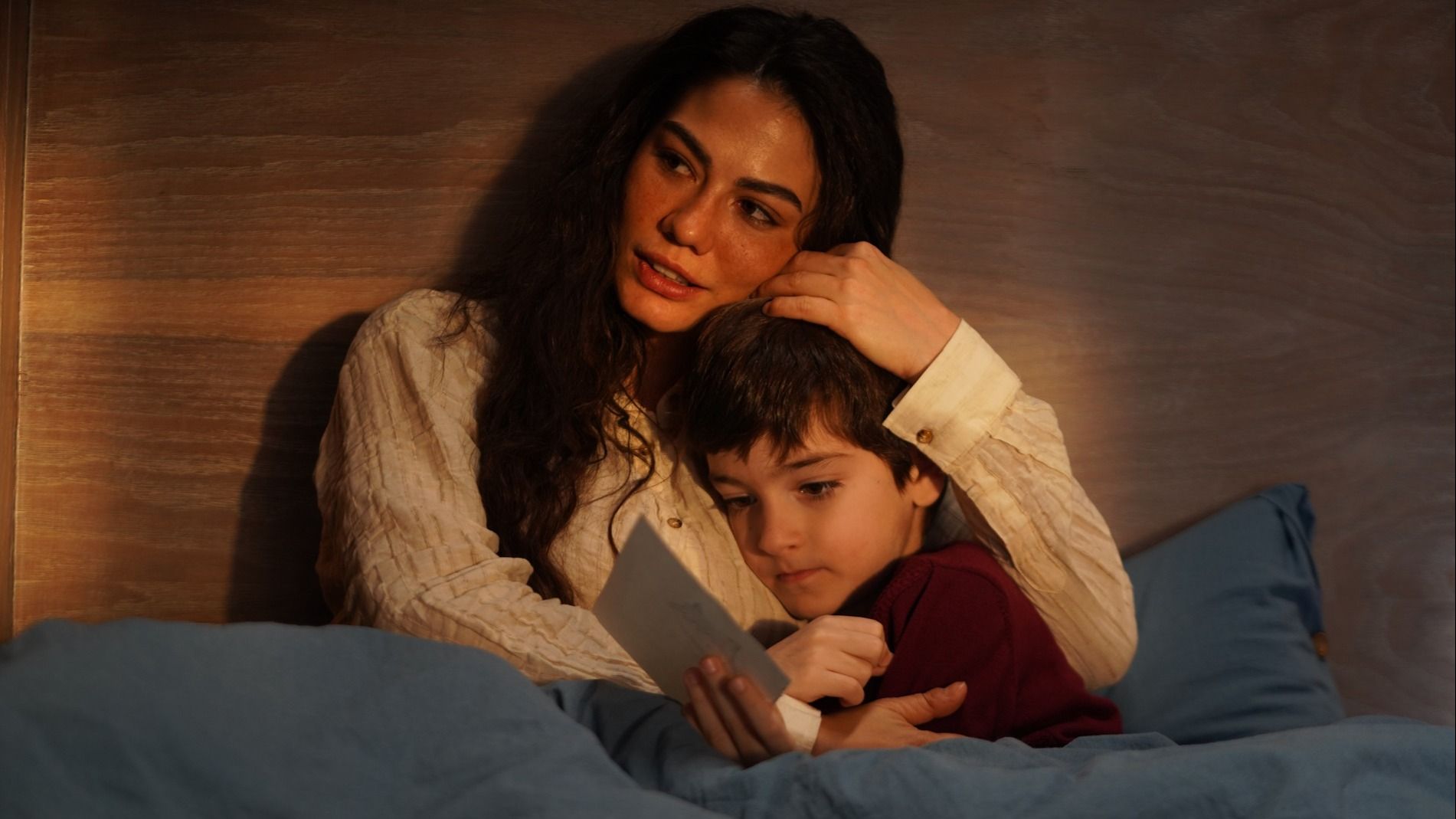 Farah (Demet Ozdemir) in una scena di Io sono Farah