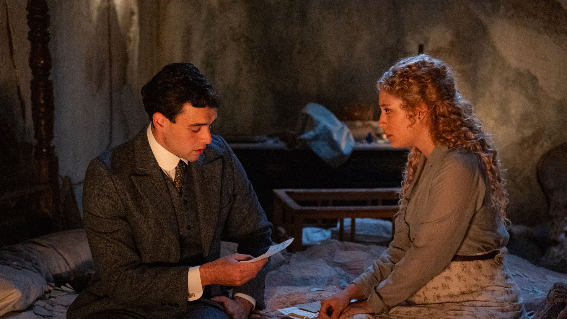 Xavi Lock (Curro de la Mata) e Ana Garcés (Jana Expósito) in una scena de La promessa