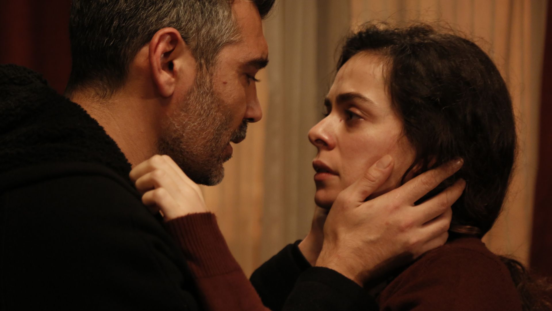 Caner Cindoruk (Sarp Cesmeli) e Ozge Ozpirincci (Bahar Cesmeli) in una scena de La forza di una donna 2