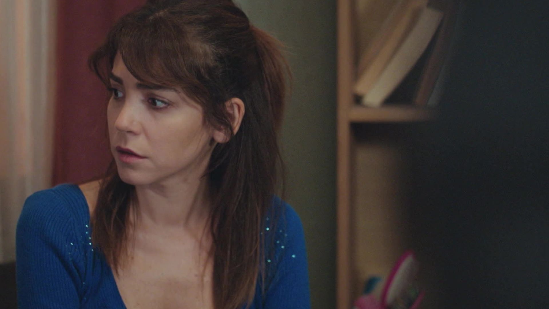 Gokce Eyuboglu (Ceyda) in una scena di  La forza di una donna