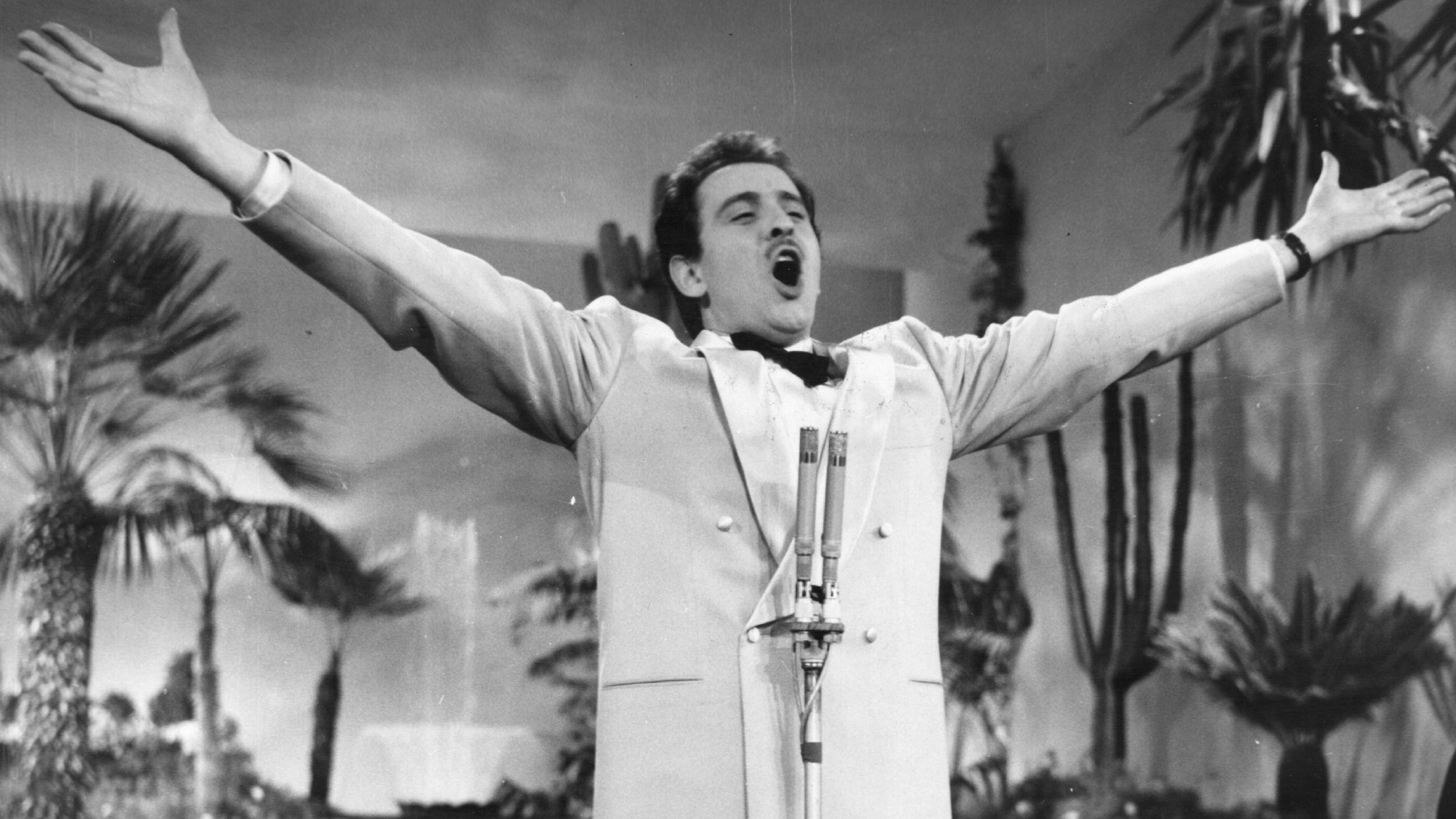 1º febbraio 1958: il compositore e cantante siciliano Domenico Modugno si esibisce all’ottavo Festival della Canzone Italiana, tenutosi nel casinò di Sanremo - Credits: Getty Images 