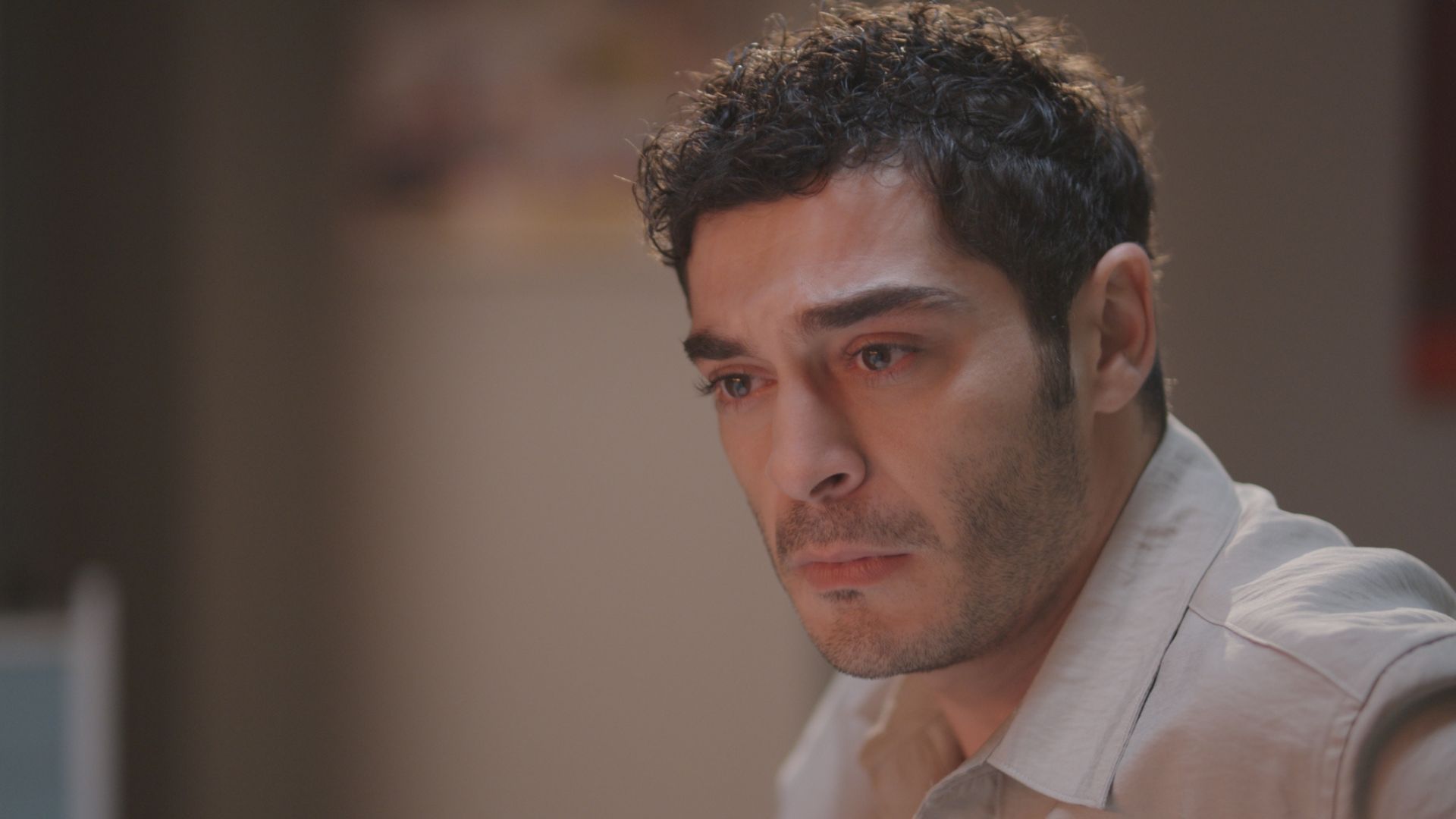 Burak Deniz (Mahir Yilmaz) in una scena di Racconto di una notte